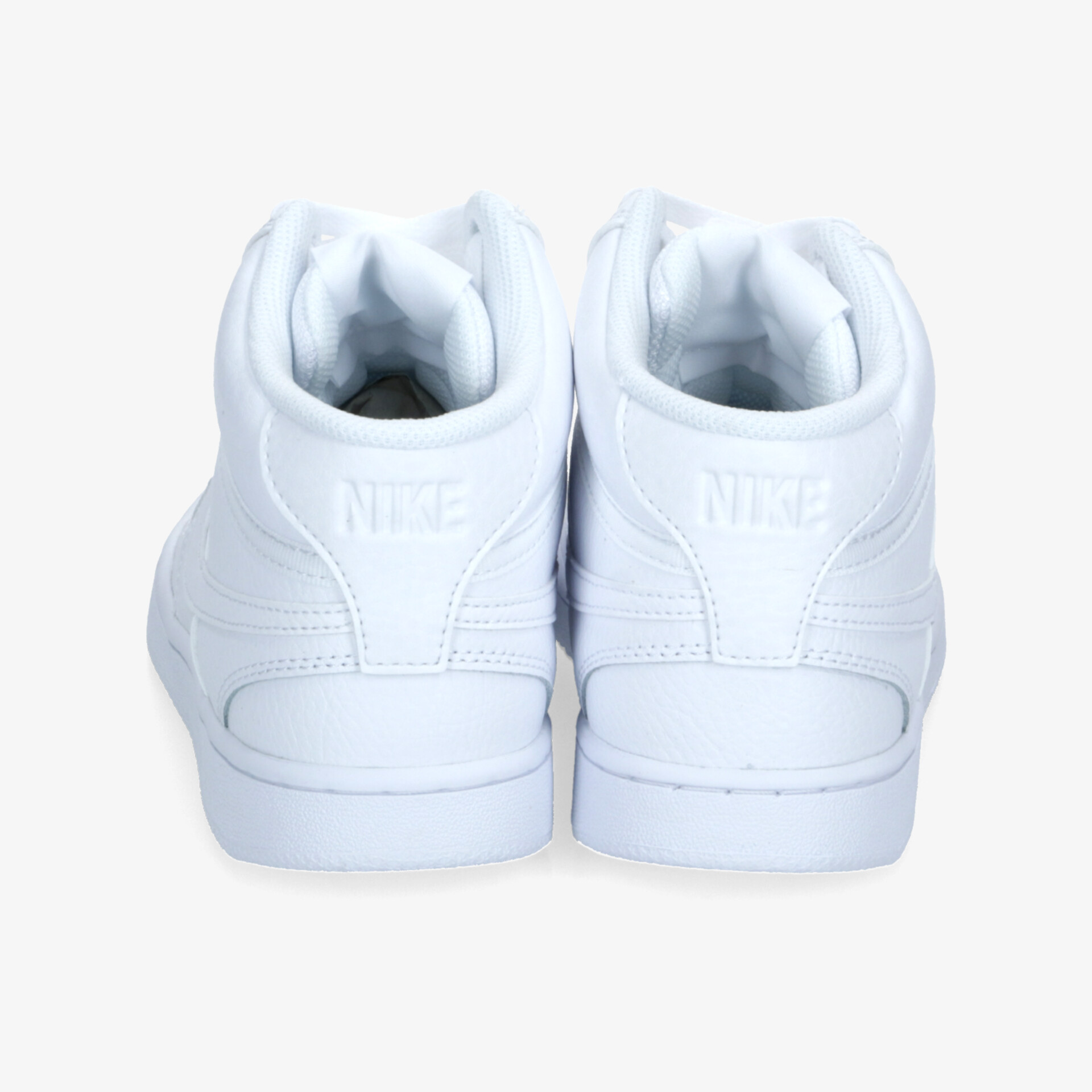 Weiße hohe Sneaker von hinten mit gepolstertem Schaft und stabilem Design, ideal für sportlichen Komfort.