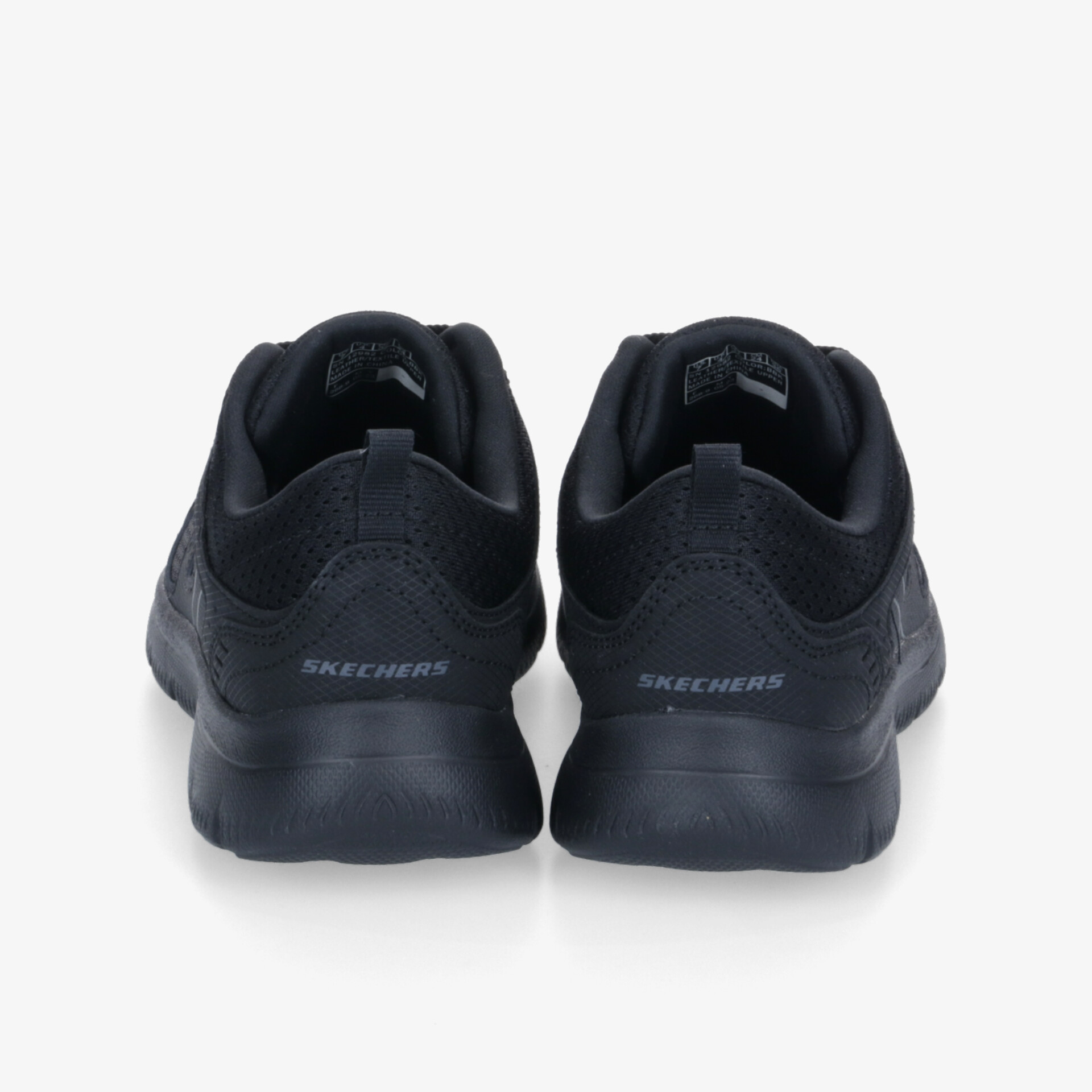Schwarze Sportschuhe mit rutschfester Sohle und komfortabler Passform von hinten auf weißem Hintergrund