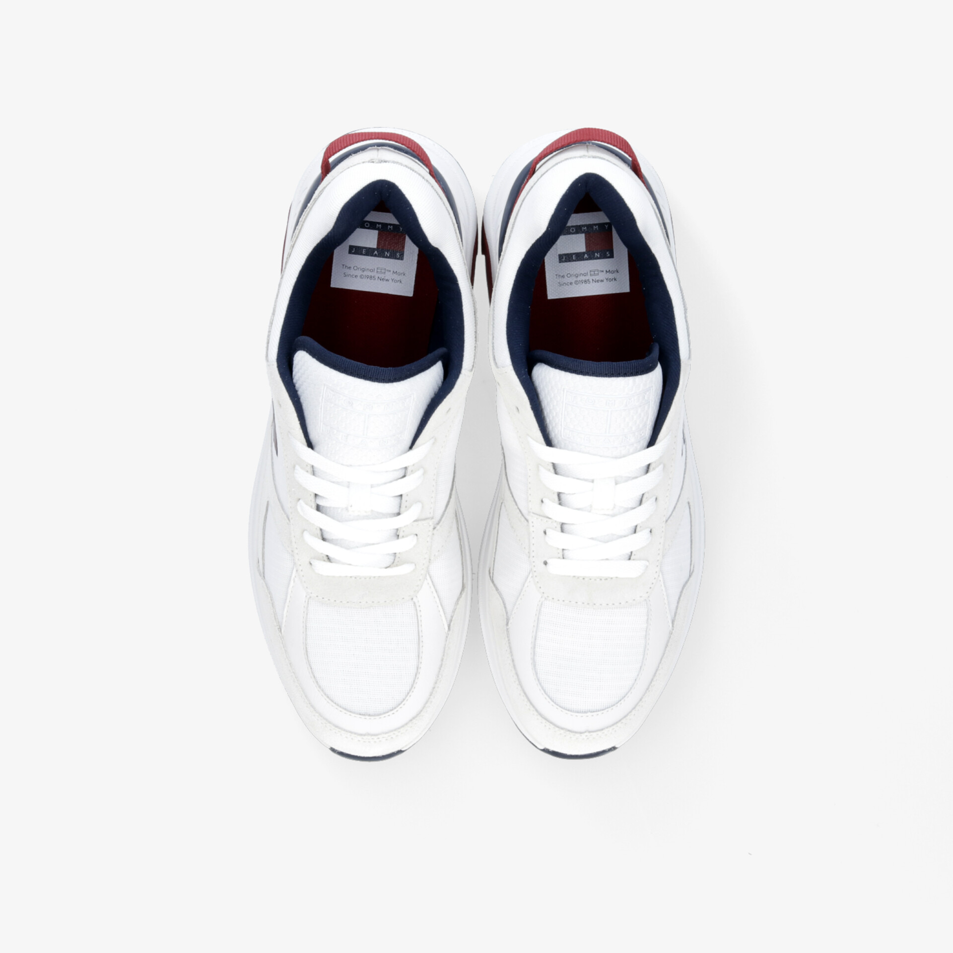 Moderne weiße Sneaker mit stilvollem Design und bequemer Passform, ideal für sportliche oder alltägliche Looks.