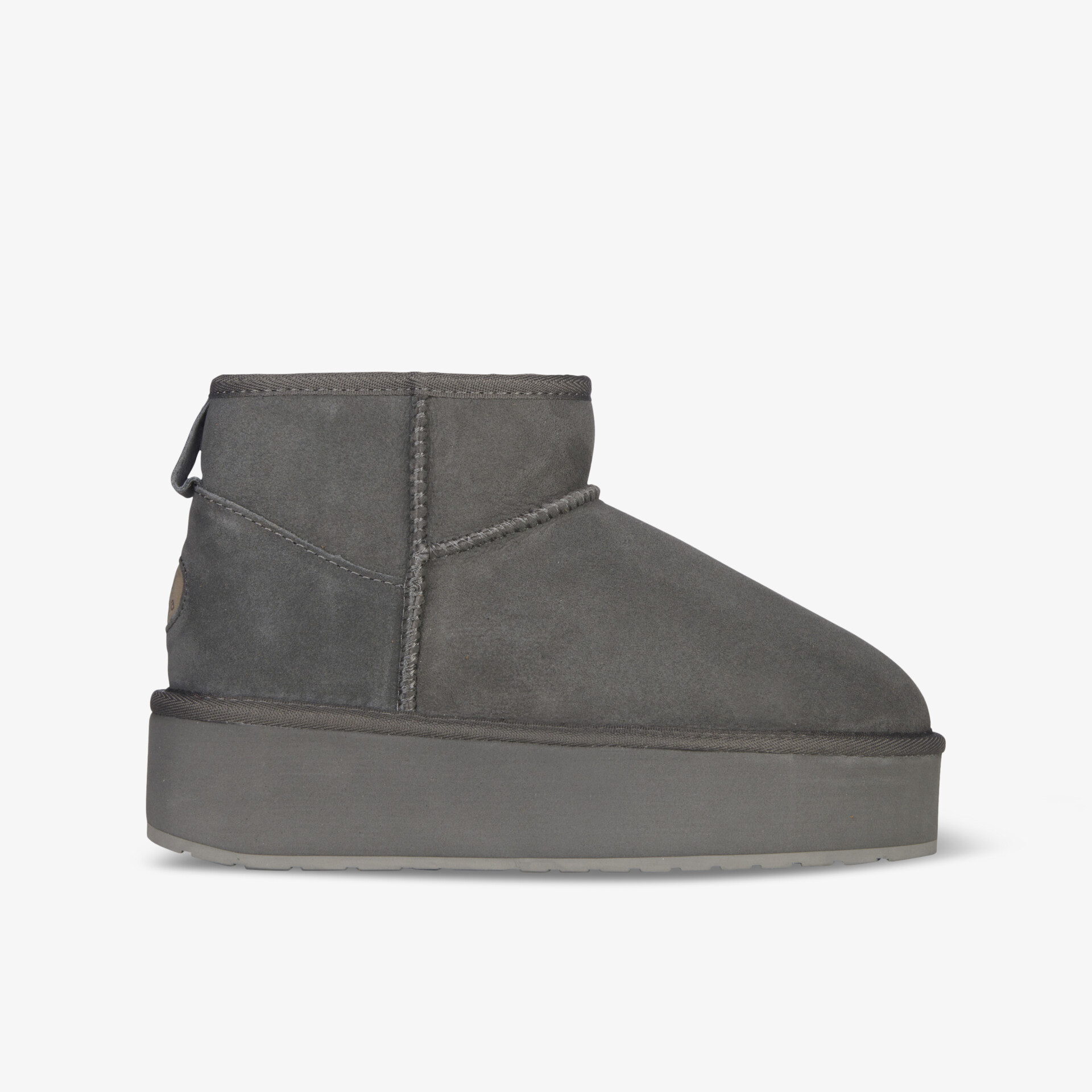 Grauer Schuh mit dicker Plattformsohle, seitliche Ansicht zeigt robusten und bequemen Stil
