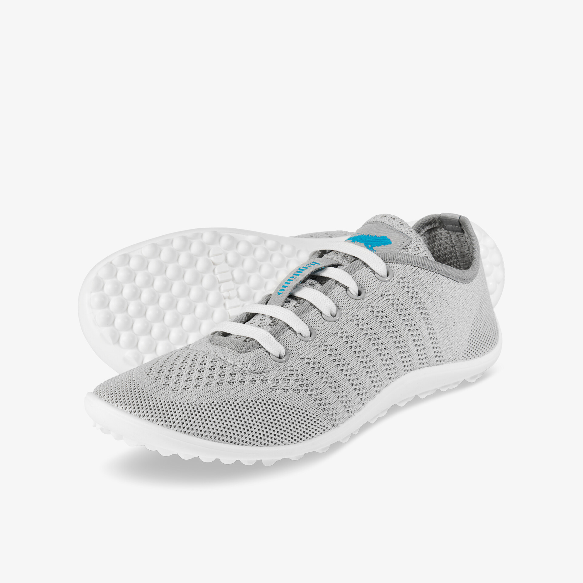 Grauer minimalistischer Sportschuh mit atmungsaktivem Mesh und rutschfester Sohle für maximalen Komfort.