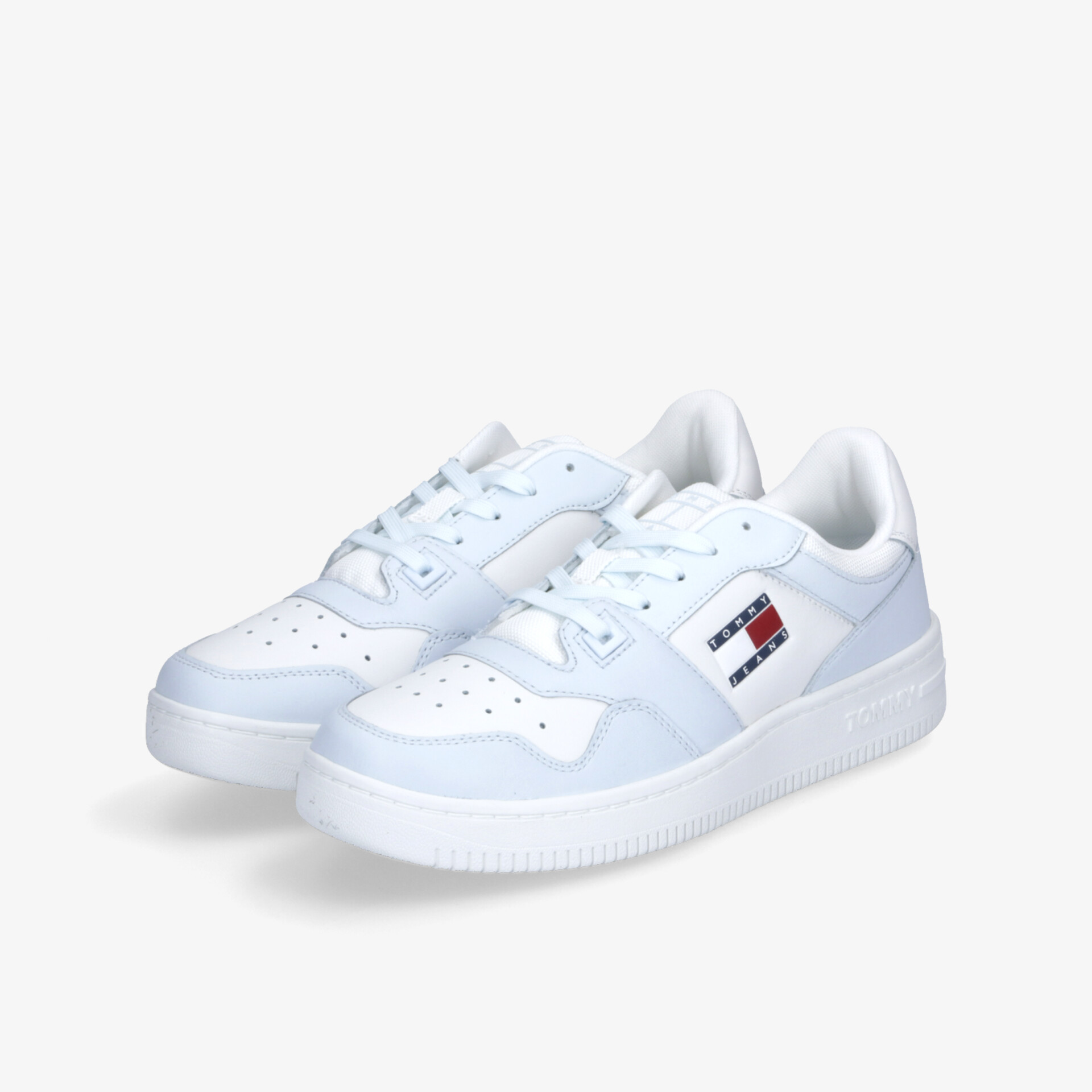 Weißes Sneaker-Paar mit sportlichem Design, weicher Sohle und komfortablem Tragegefühl