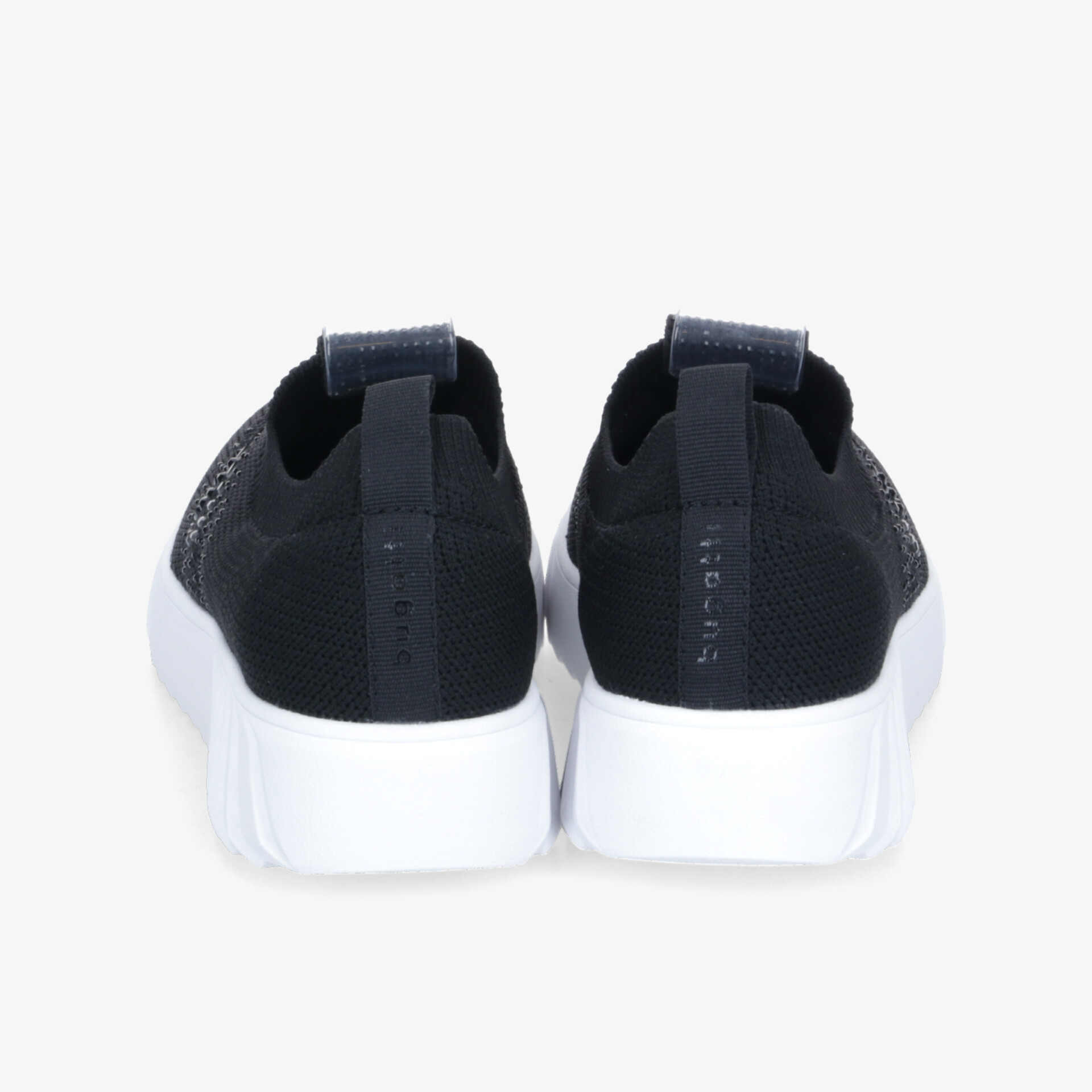 Schwarze Sneaker mit weißer Sohle in Rückansicht, sportlich und leicht mit flexiblem, atmungsaktivem Material