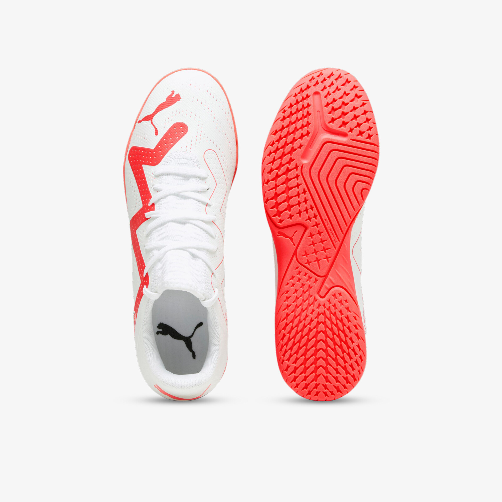 Weiße Sportschuhe mit auffälliger roter Sohle für optimalen Halt und Flexibilität.