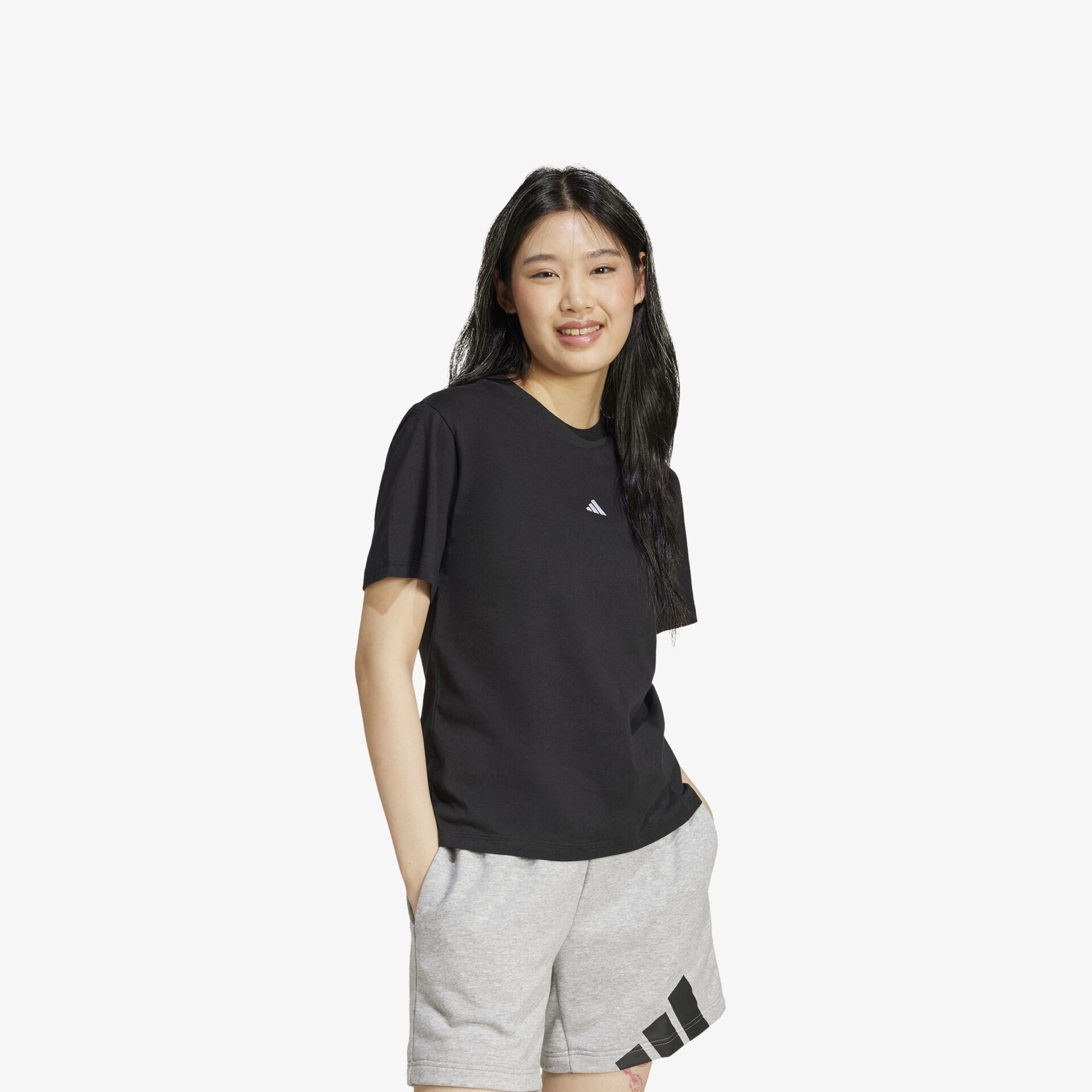 Sportliches schwarzes T-Shirt und graue Shorts, bequem und modern geschnitten, ideal für aktive Bewegungen