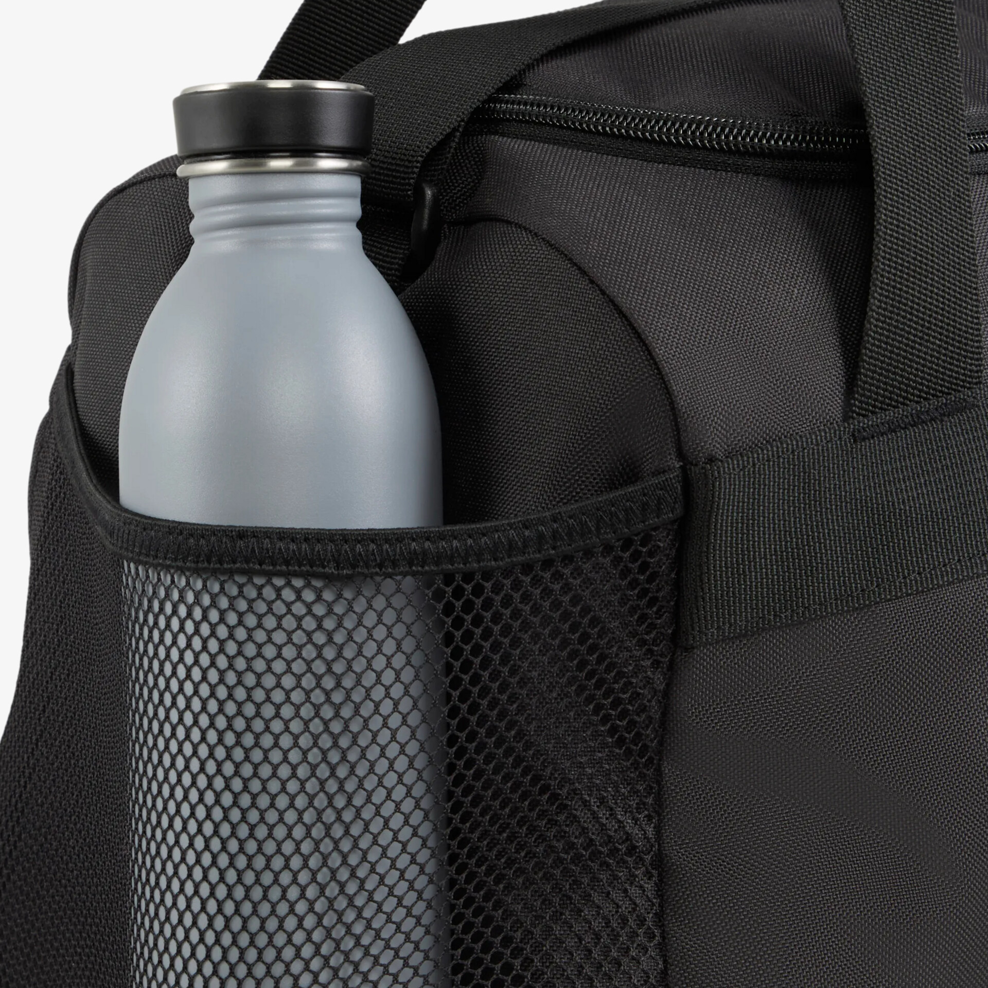 Matte Sport-Trinkflasche in seitlichem Netzfach einer robusten schwarzen Tasche, handlich und praktisch