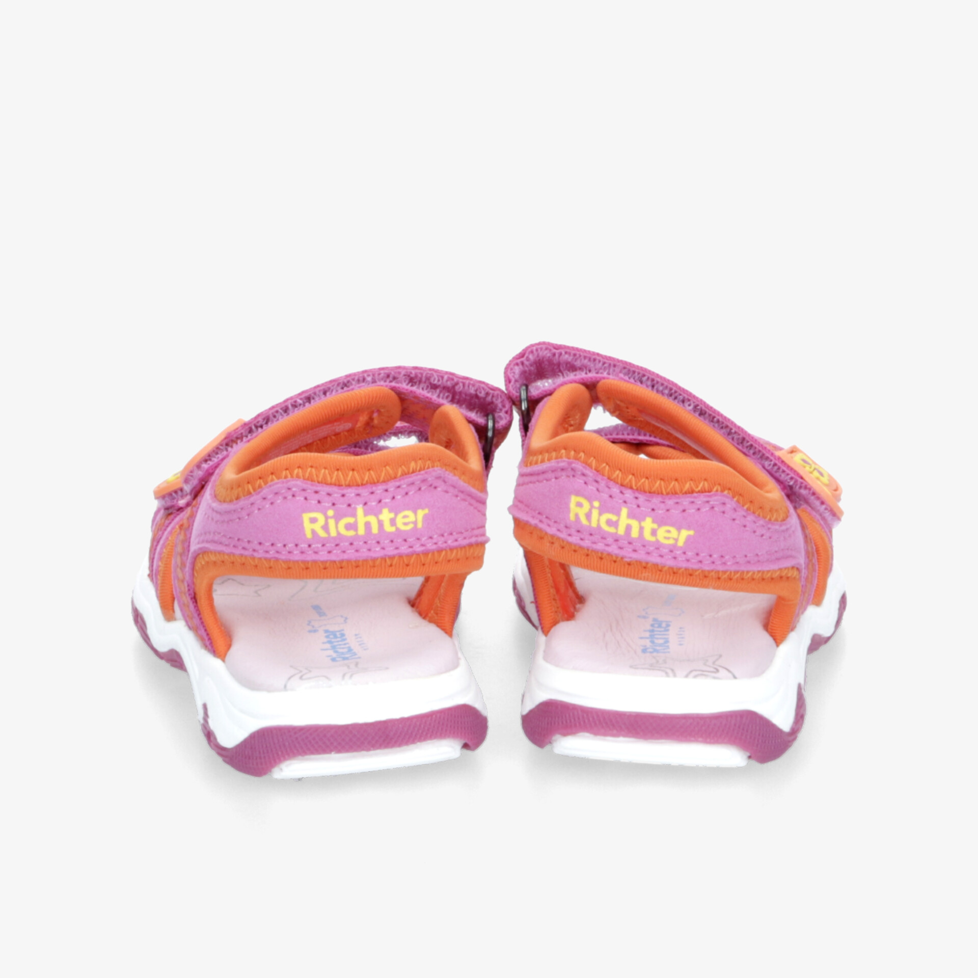 Rückansicht von robusten, komfortablen Sandalen mit verstellbaren Riemen und gepolsterter Innensohle