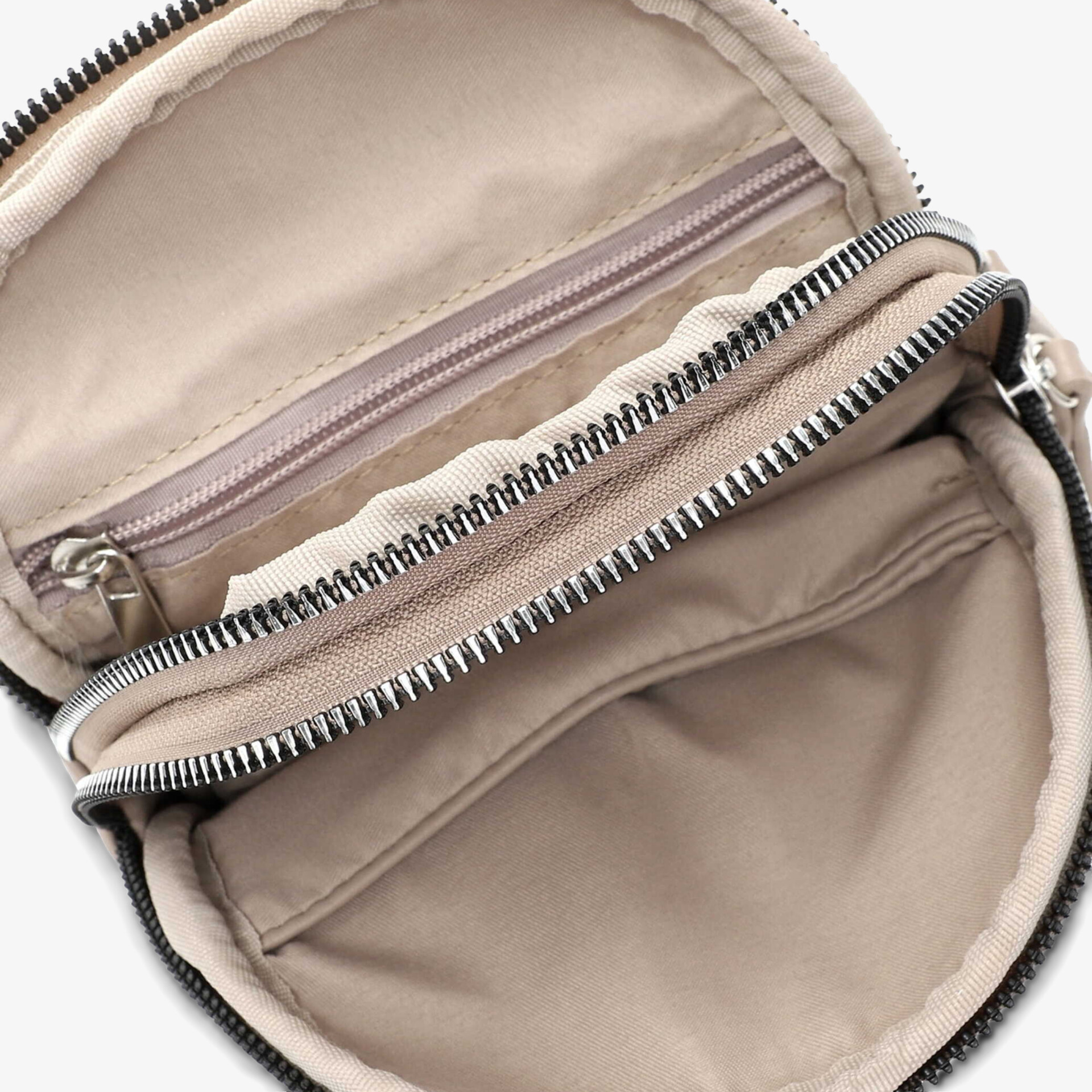 Detailaufnahme weiches Innenfutter und Reißverschluss einer kompakten Tasche mit praktischen Innenfächern