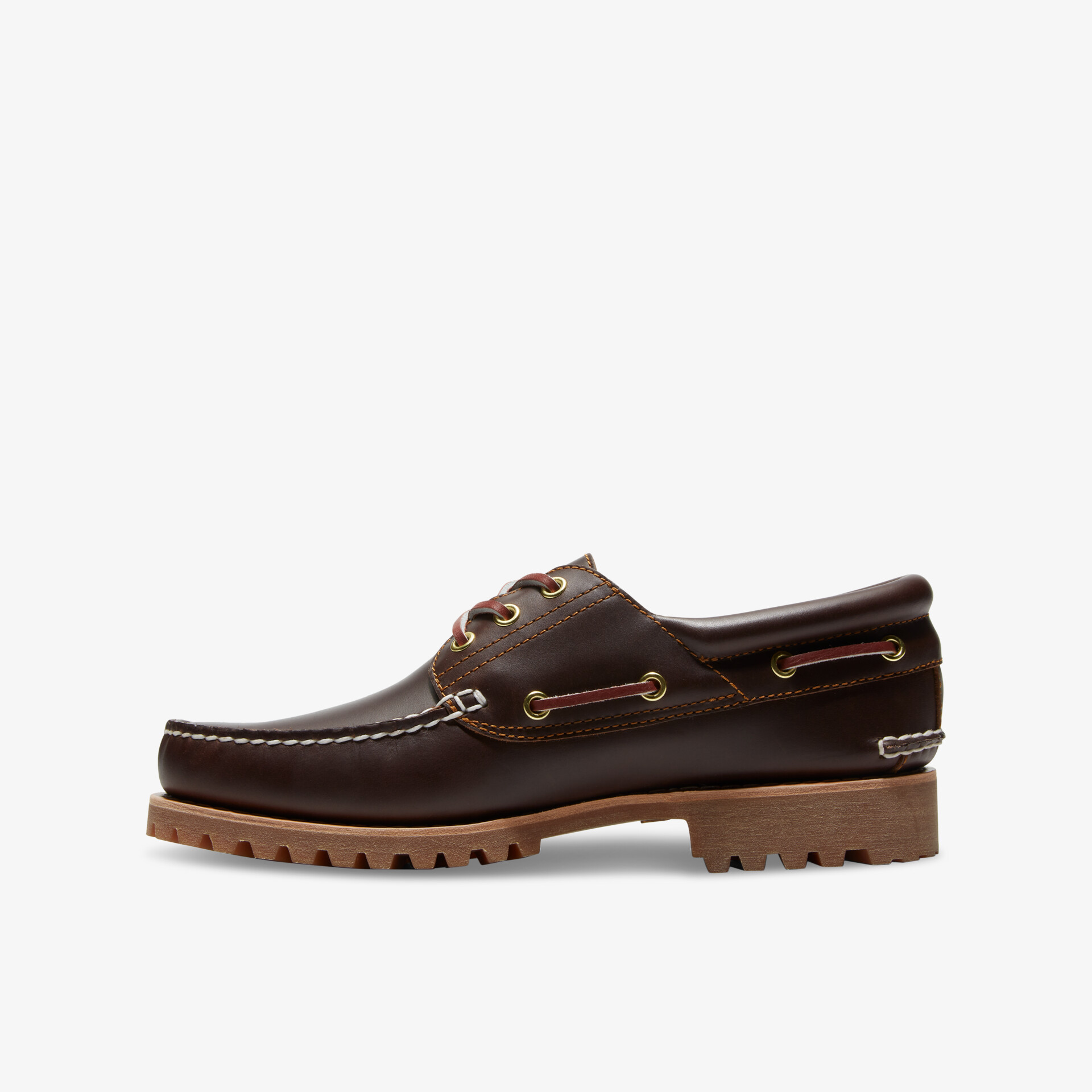 Robuster brauner Bootsschuh aus Leder mit Profilsohle und komfortabler Schnürung, klare seitliche Ansicht