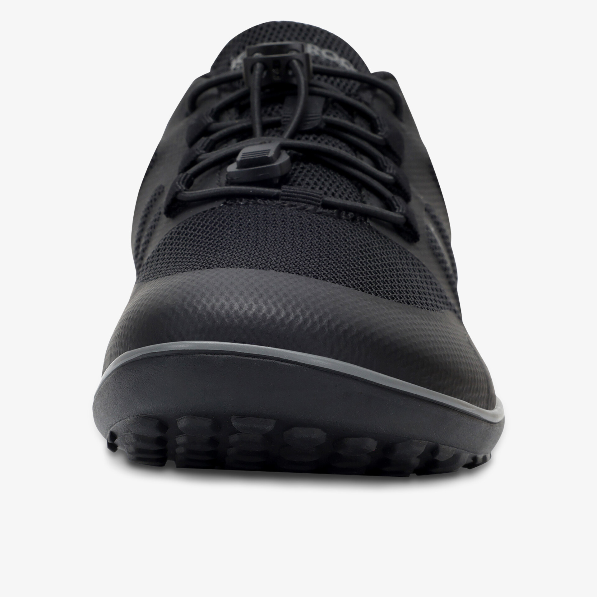 Schwarzer sportlicher Schuh mit atmungsaktivem Material und rutschfester Sohle in Frontansicht