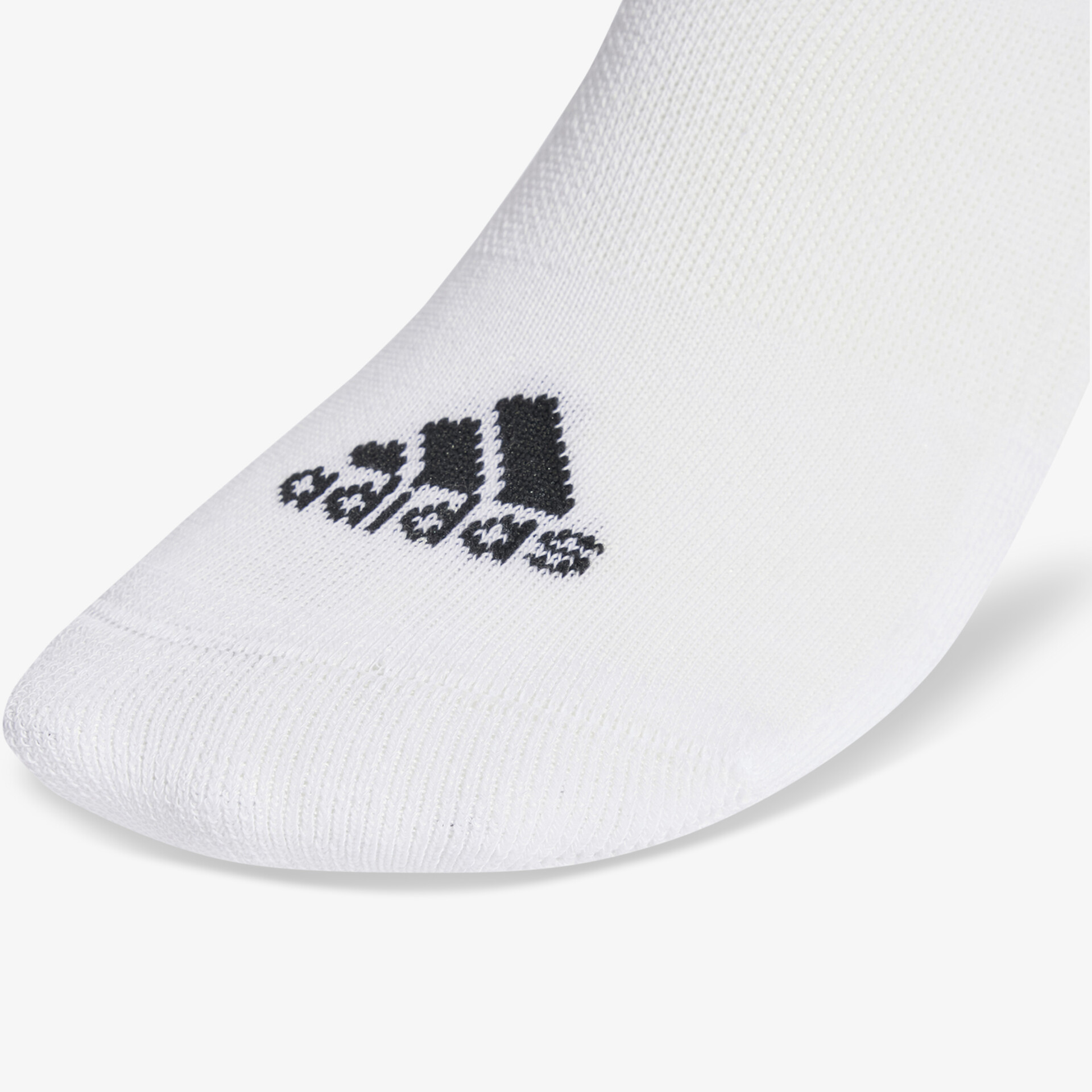 Weißer Slip Socke mit gut sichtbarem adidas Logo, eng anliegend und komfortabel