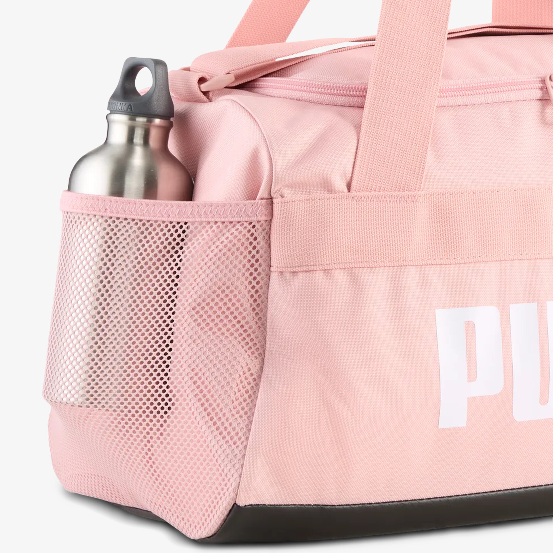 Detailaufnahme der rosa Tragetasche mit Mesh-Seitentasche und robustem Verschluss