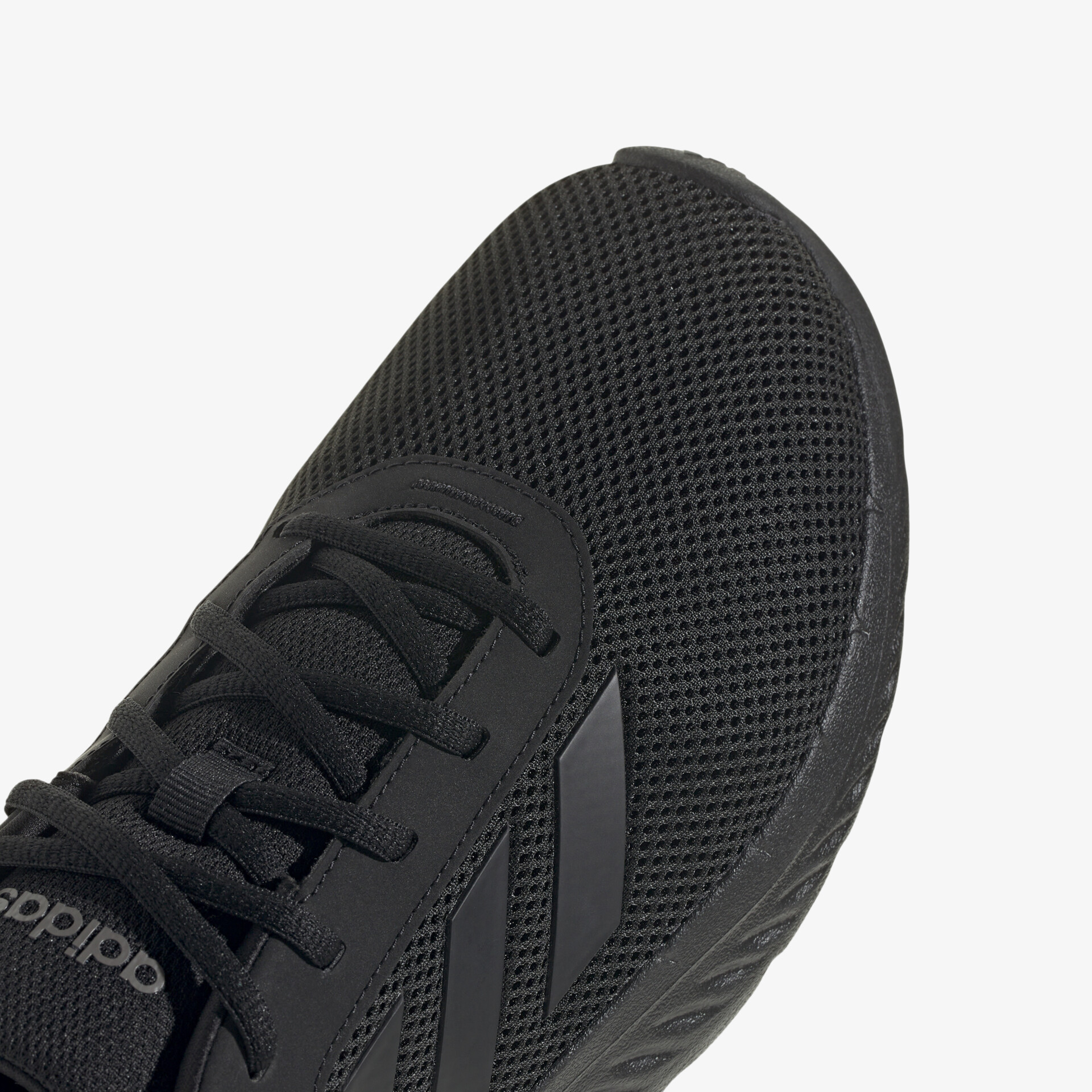 Detailaufnahme eines schwarzen, atmungsaktiven und leichten Sneakers mit verstärkter Schnürung