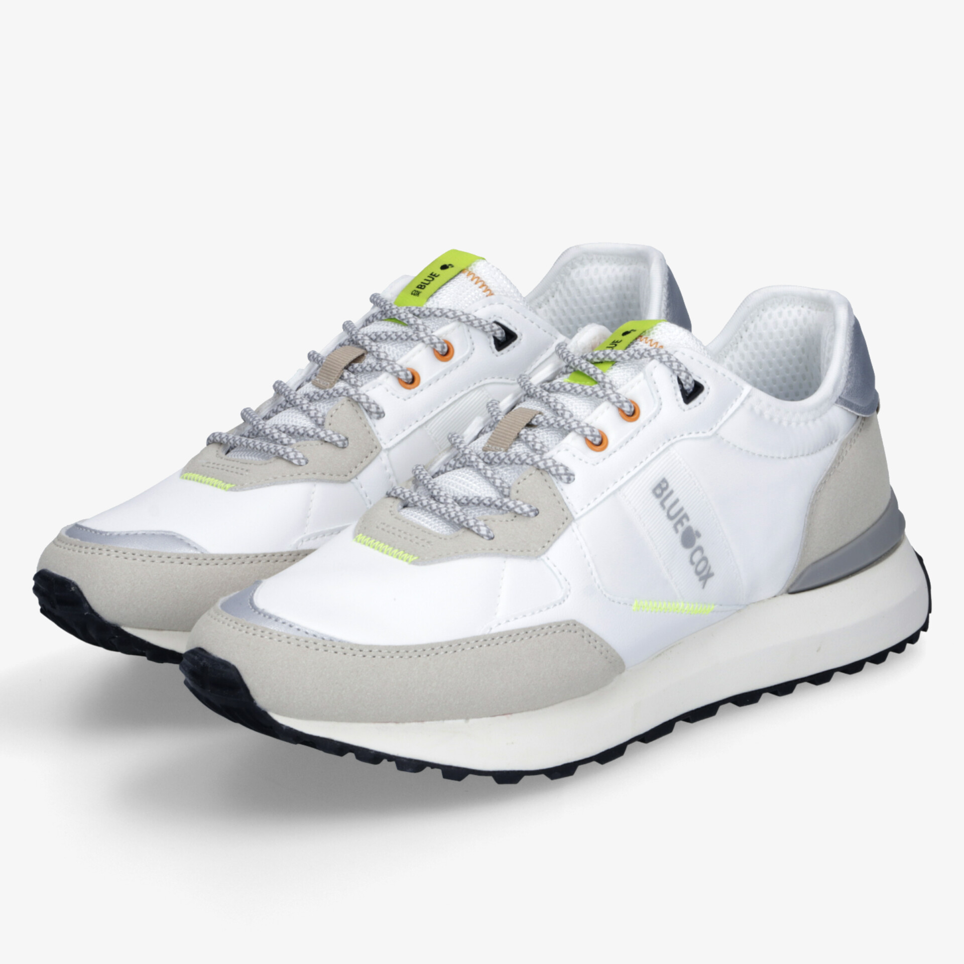 Sportliche weiße Sneaker mit robusten Sohlen und bequemem Design auf weißem Hintergrund