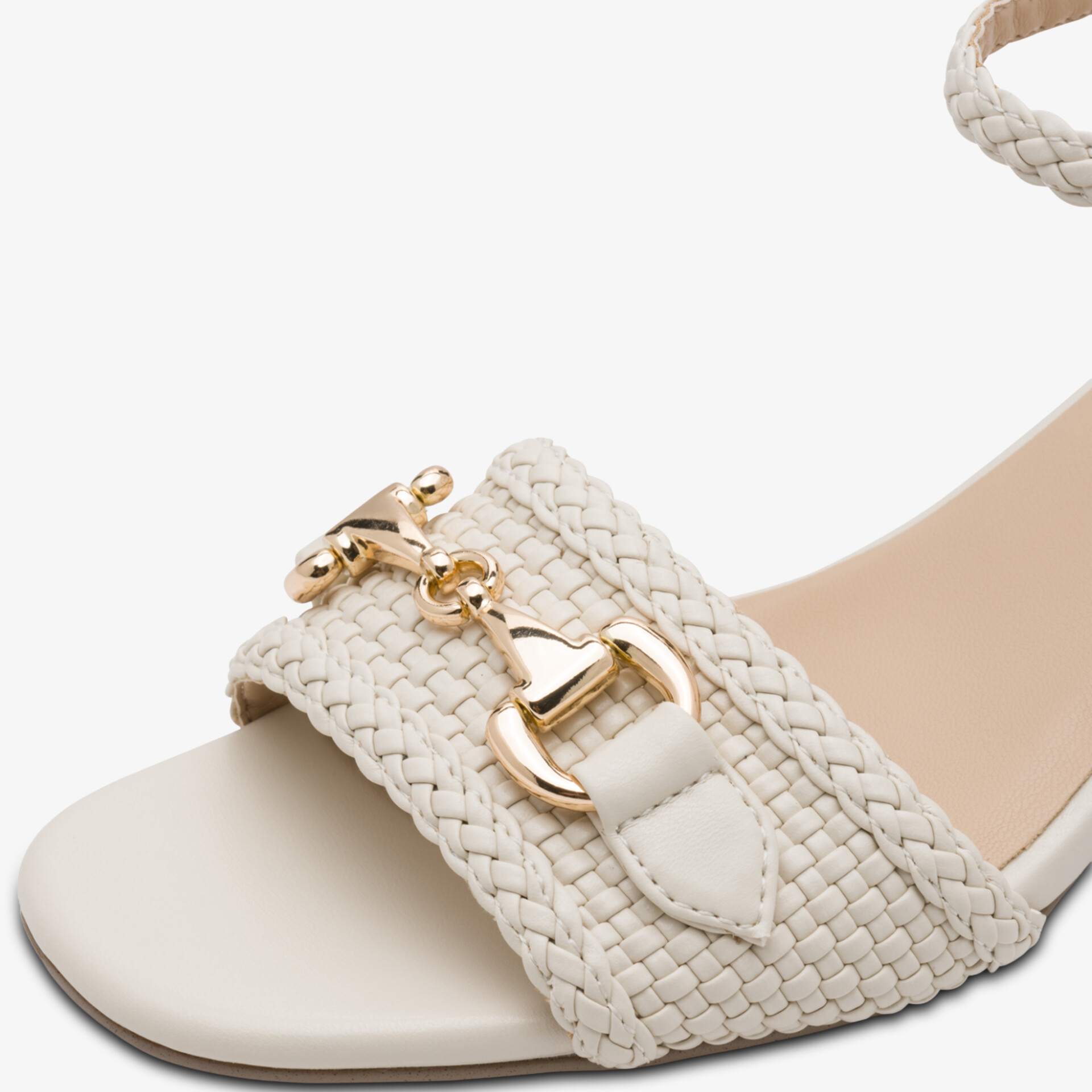 Elegante weiße Sandale mit geflochtenem Riemen und goldfarbener Schnalle, offen und sommerlich