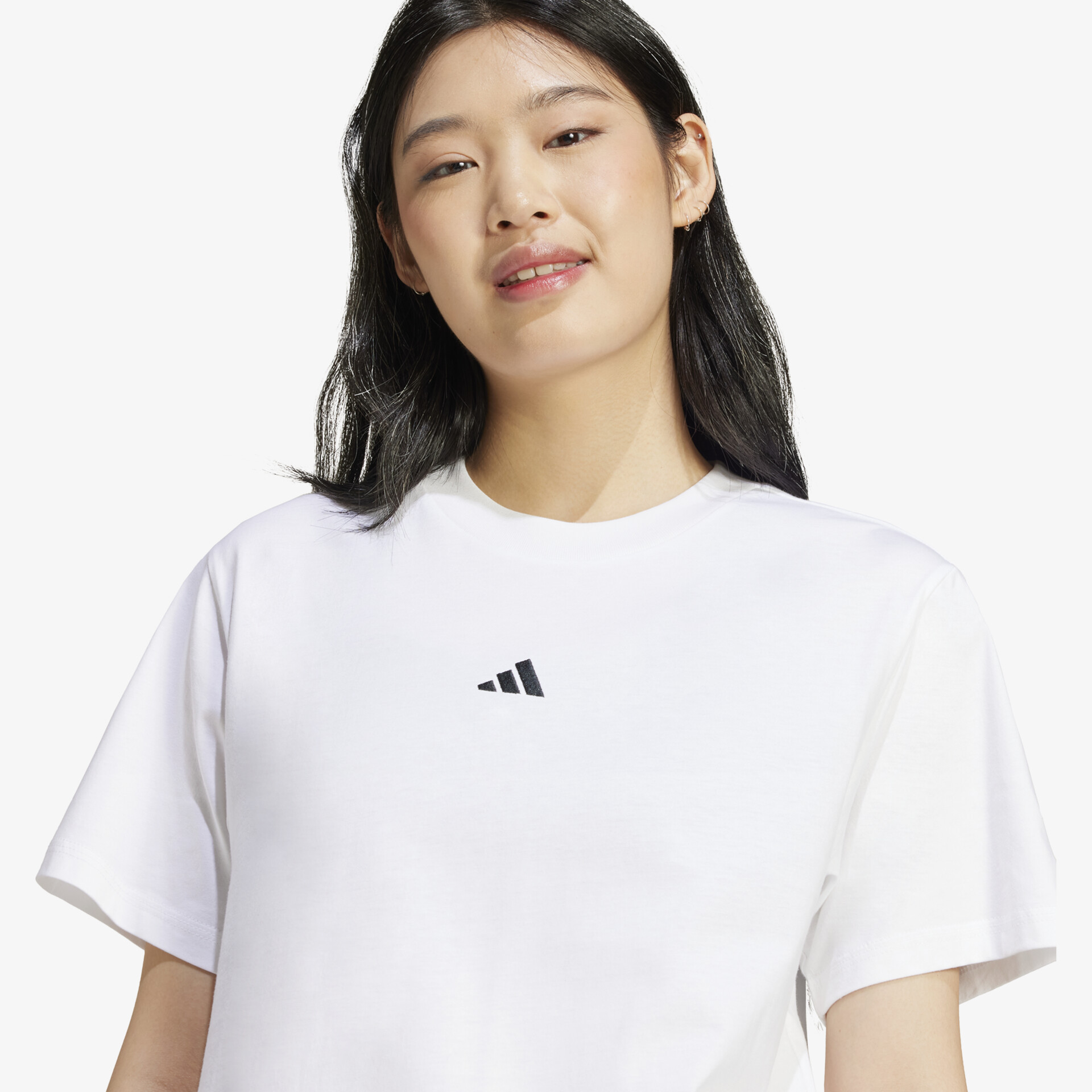 weißes T-Shirt mit sportlichem Logo, bequemer Schnitt und weichem Material, kurzärmlig und angenehm zu tragen