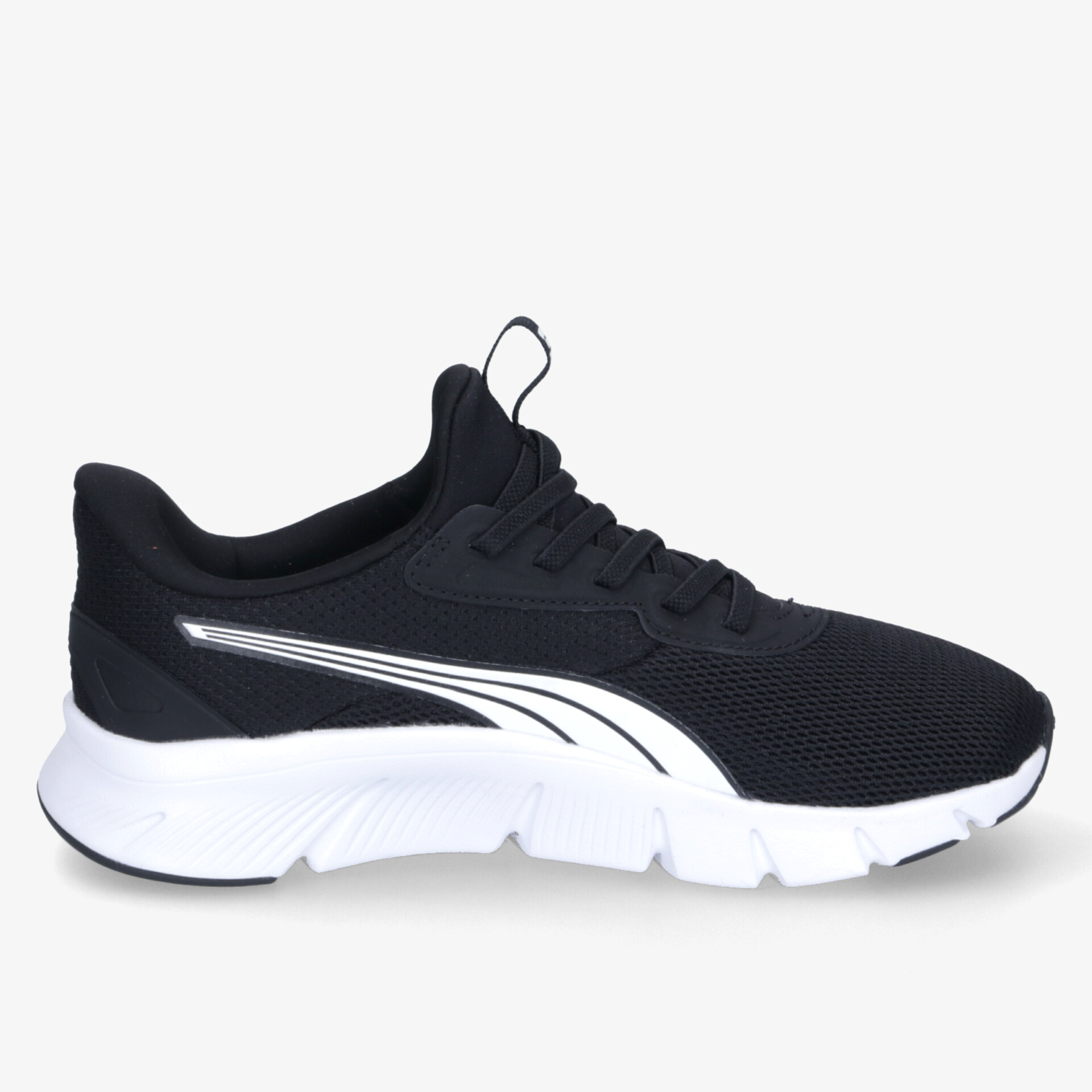 Schwarzer sportlicher Sneaker mit leichter, flexibler Gummisohle und atmungsaktivem Obermaterial seitlich dargestellt