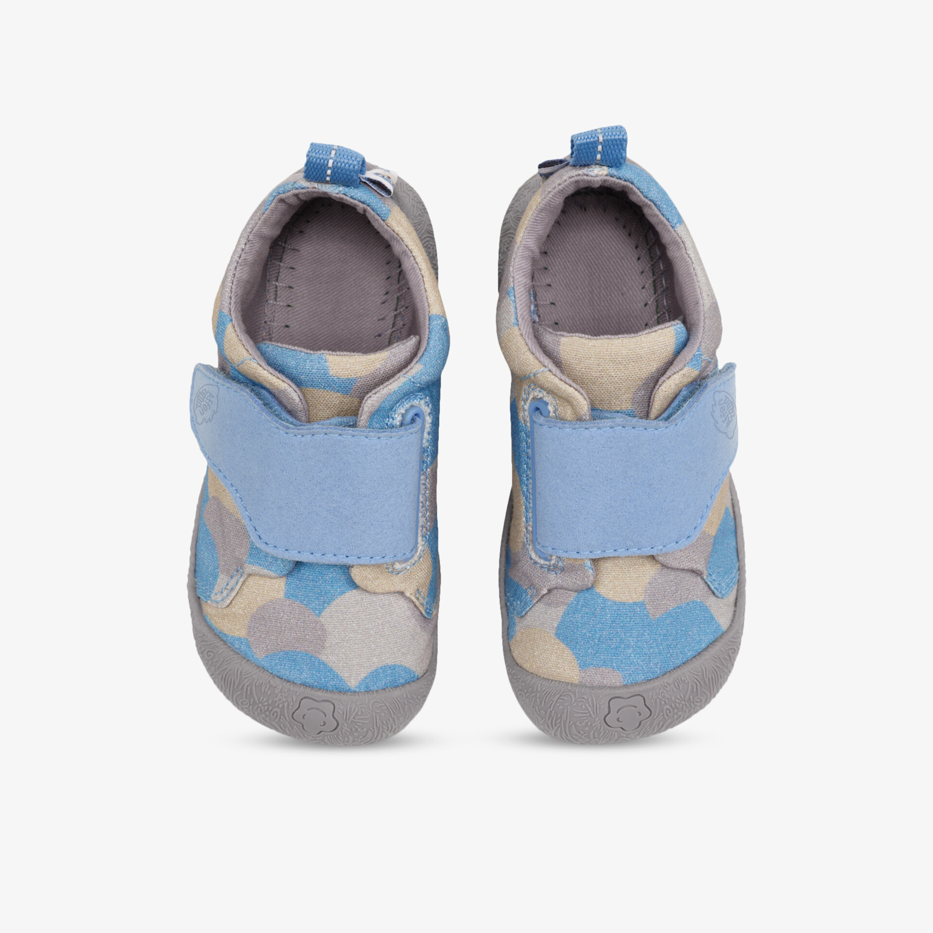 Leichte blaue Kinderschuhe mit flexiblem Klettverschluss und rutschfester Sohle, ideal für aktives Spielen