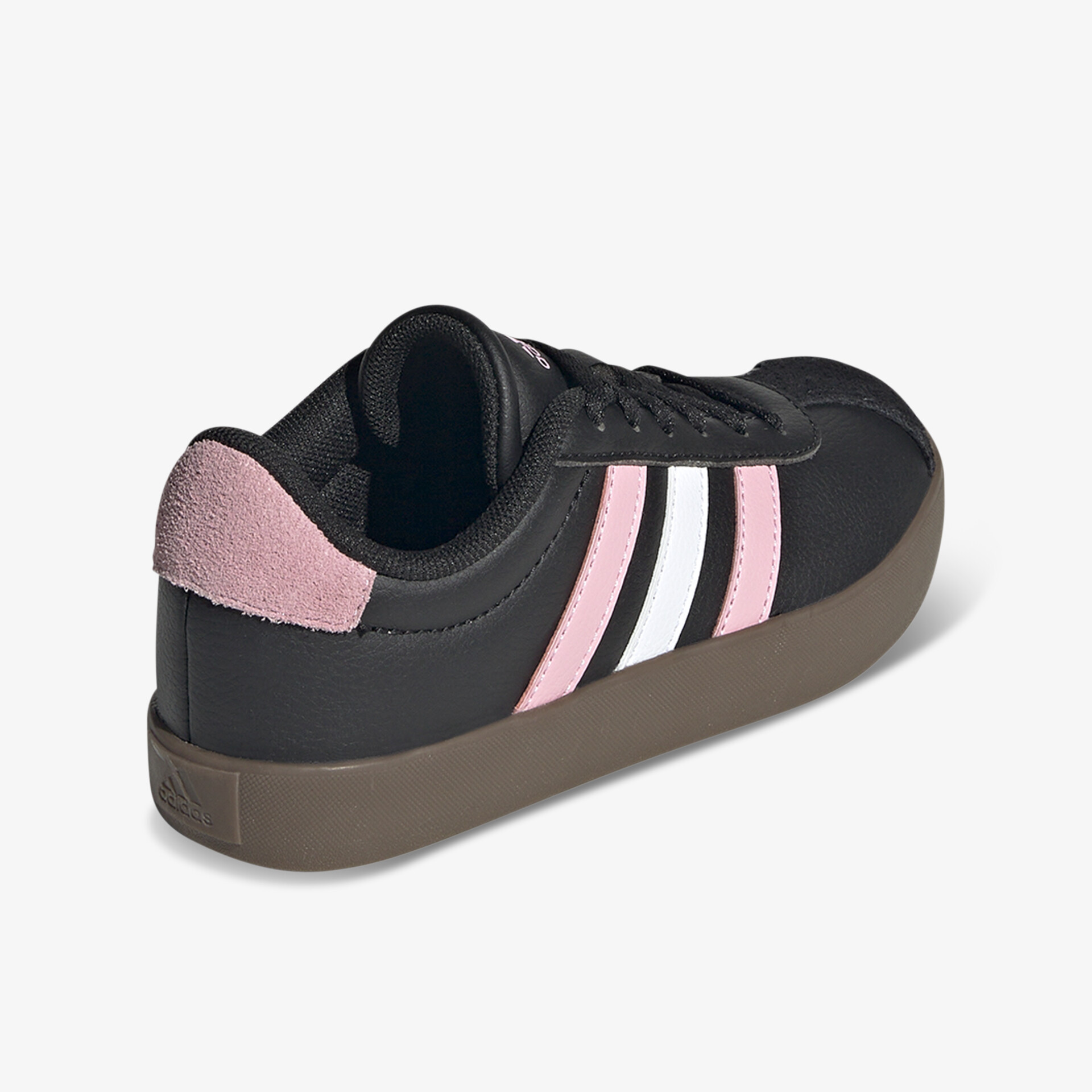 Schwarzer Sport- und Freizeitschuh mit pinken Akzenten und robuster brauner Gummisohle, seitliche Ansicht