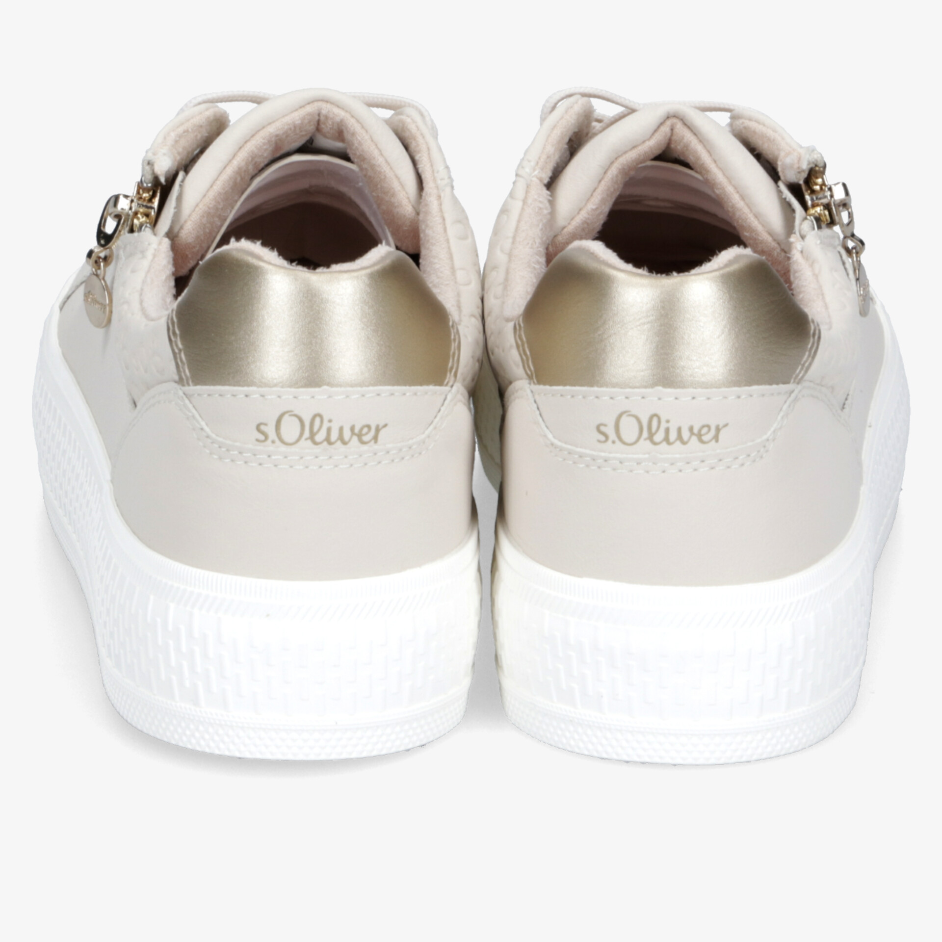 Rückansicht von bequemen Schuhen mit weißer Sohle und gepolstertem Fersenbereich im sportlich-eleganten Design