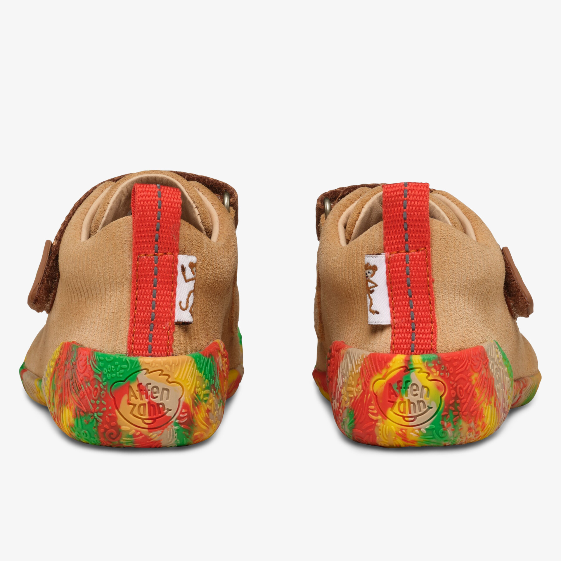 Rückansicht von bequemen Schuhen mit bunter, robuster Sohle und komfortablem Design