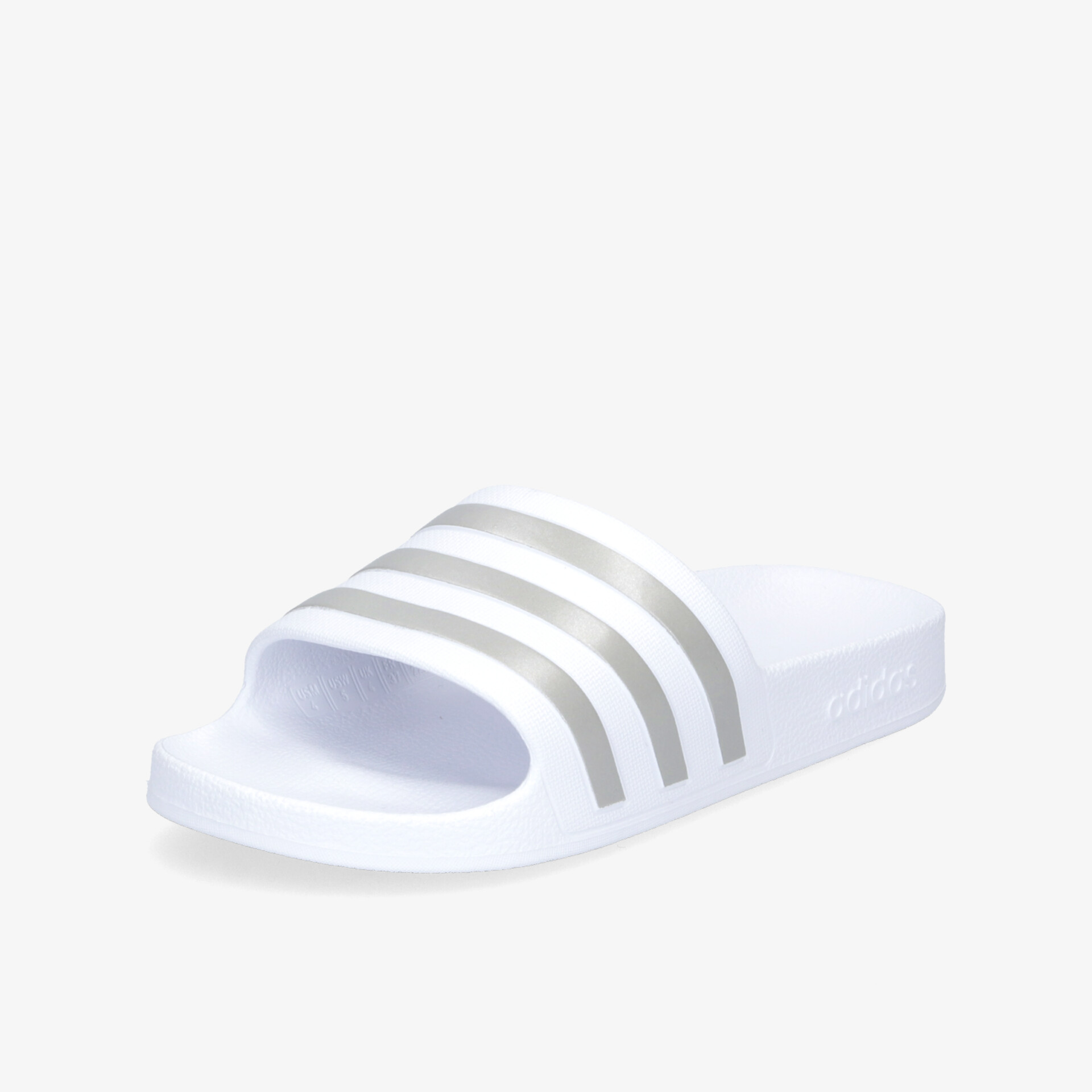 Weiße Badesandale mit silbernen Streifen, ideal für Komfort und Stil am Pool oder Strand.