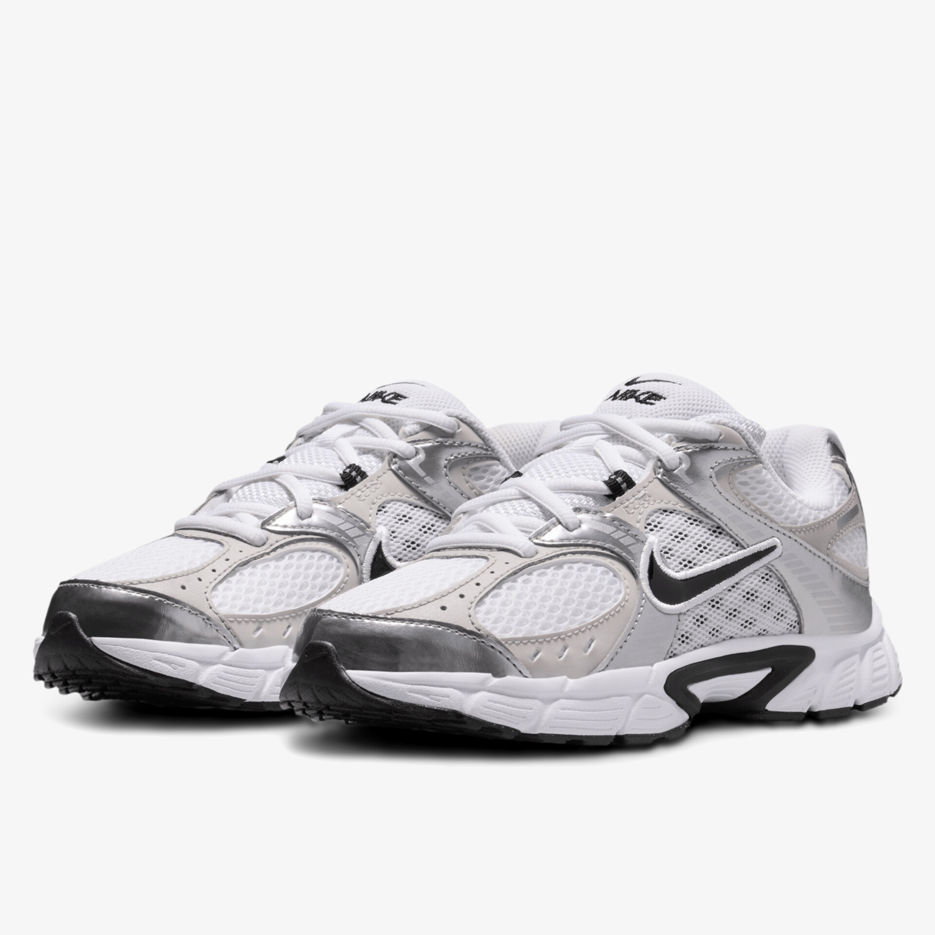 Leichter sportlicher Schuh mit atmungsaktivem Material und komfortabler Passform für vielseitigen Einsatz.