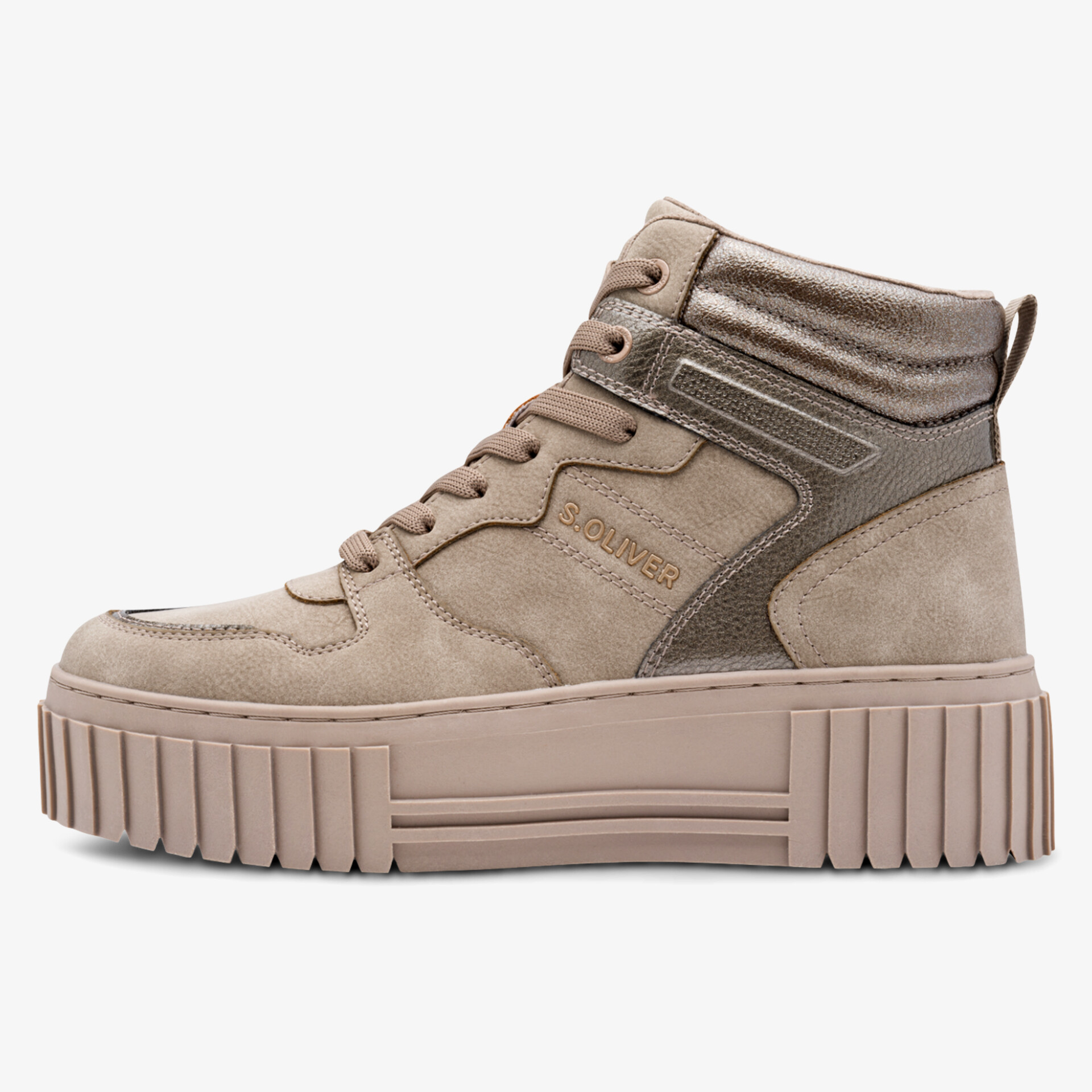 Seitenansicht eines hohen Sneakers mit robuster Profilsohle und beigem Nubukledermaterial