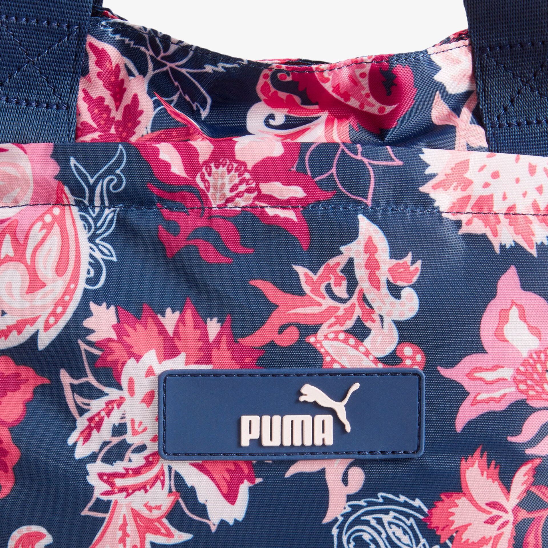 Stilvolle Tasche mit floralem Muster und prominentem Markenlogo in Blau und Rosa.