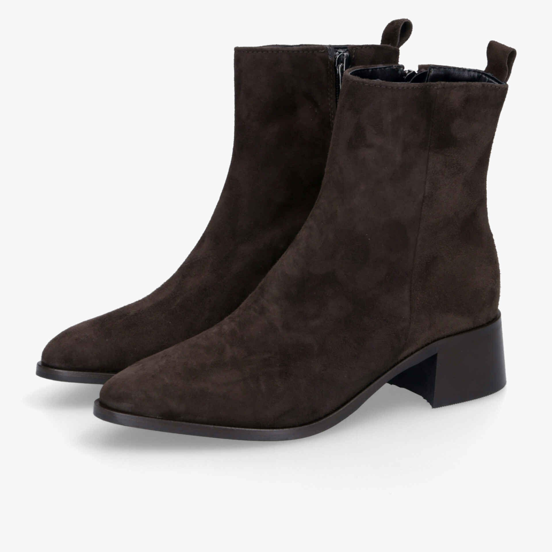 Elegantes Paar schwarze Stiefeletten mit kurzem Absatz in schräg-vorderer Ansicht, bequem und modisch