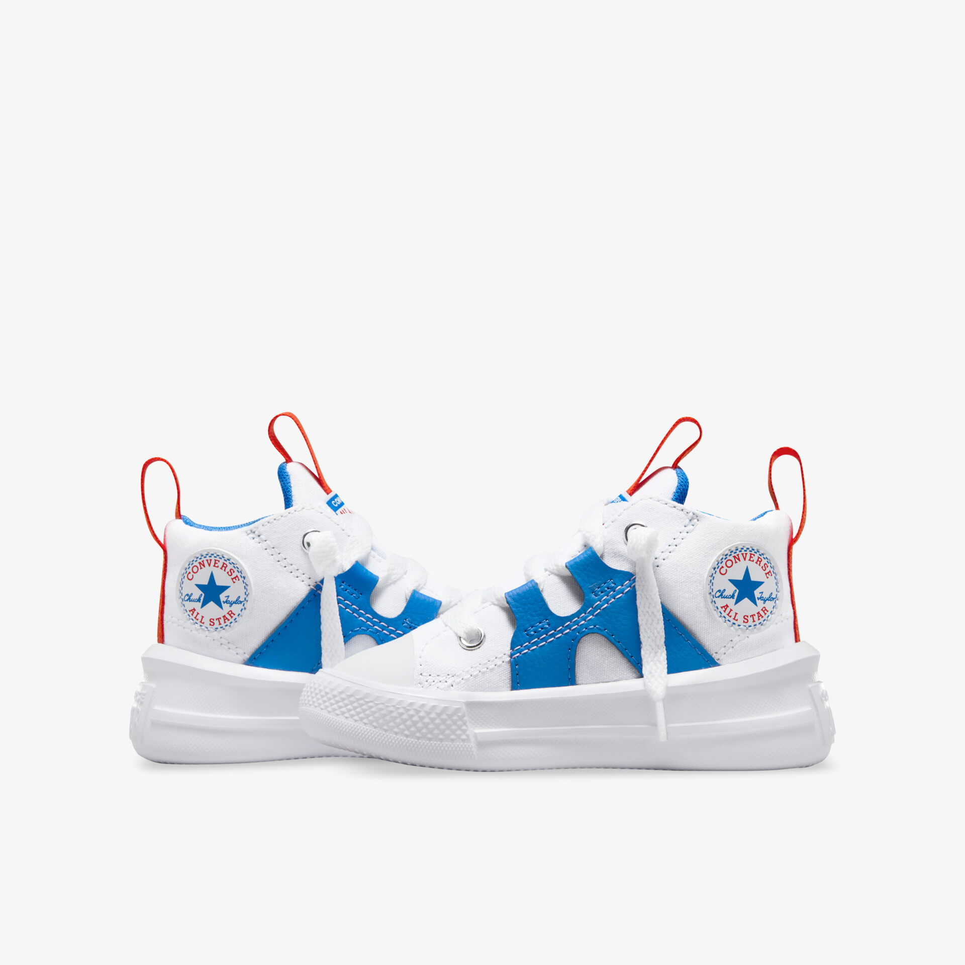 Moderner weiß-blauer Sneaker mit hervorstechendem Design und robuster Sohle für optimalen Tragekomfort
