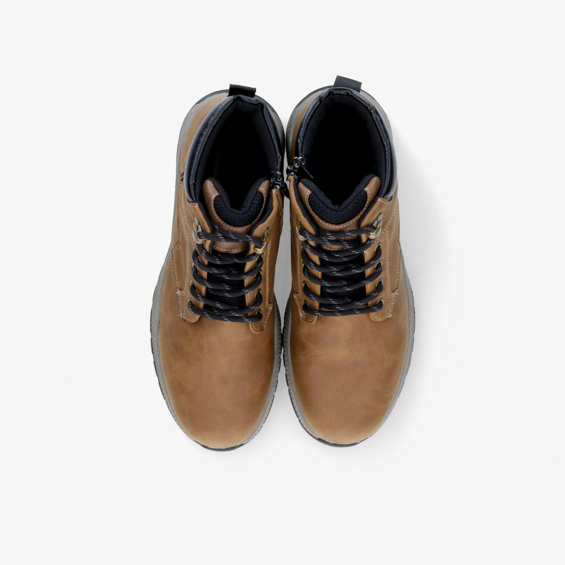 Robuste braune Wanderschuhe mit Schnürsenkeln, gepolstertem Kragen und rutschfester Sohle, ideal für Outdoor und Trekking