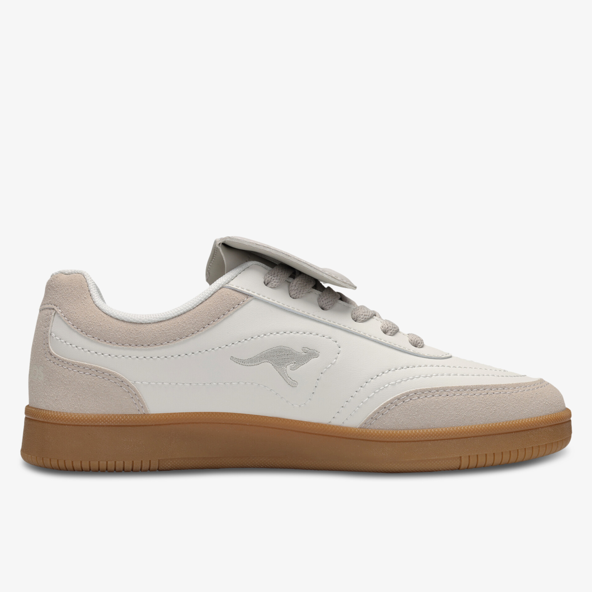 Seitliche Ansicht eines bequemen Sneakers mit heller Farbe und langlebiger Sohle, modern und sportlich gestaltet