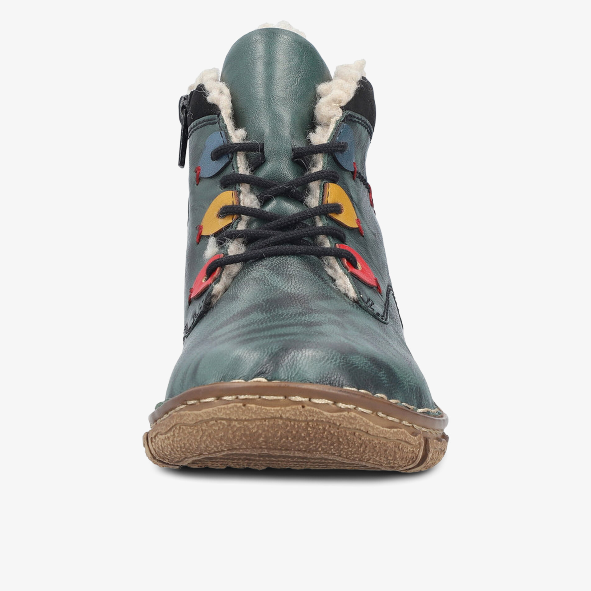 Grüner Schuh mit robuster Sohle und warmem Innenfutter, frontal aufgenommen, modische schwarze Schnürung