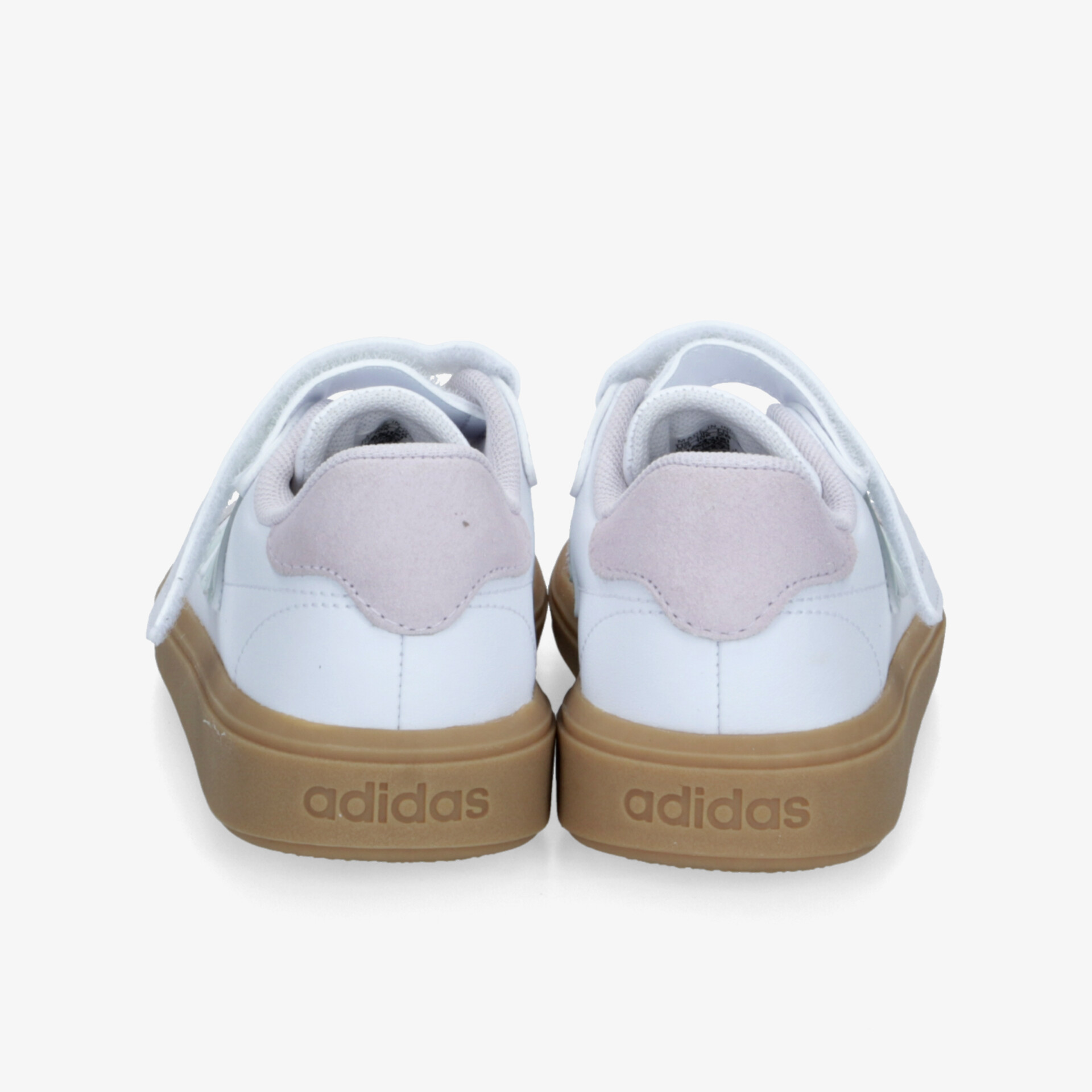 Adidas Sneaker in Weiß mit brauner Sohle, Rückansicht zeigt das markante Logo und das stabile Design