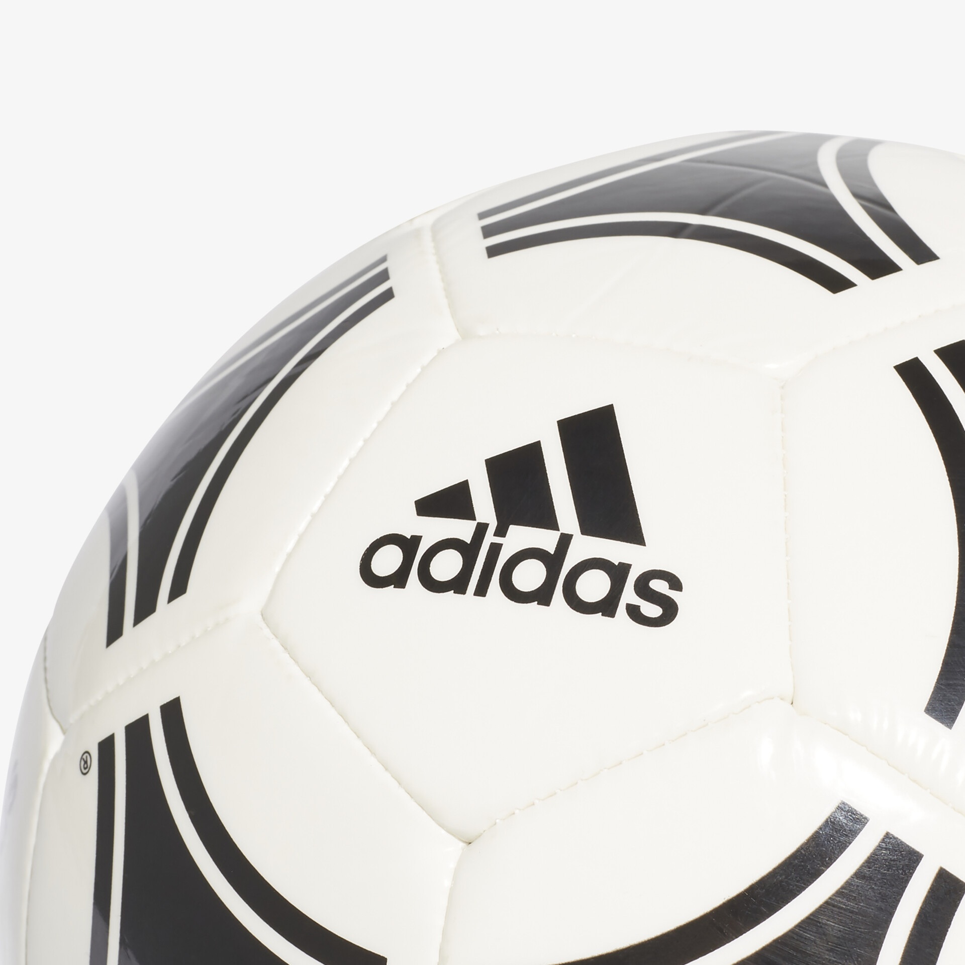 Detailaufnahme eines hochwertigen adidas Fußballs mit präziser Verarbeitung und kontrastreichem Muster