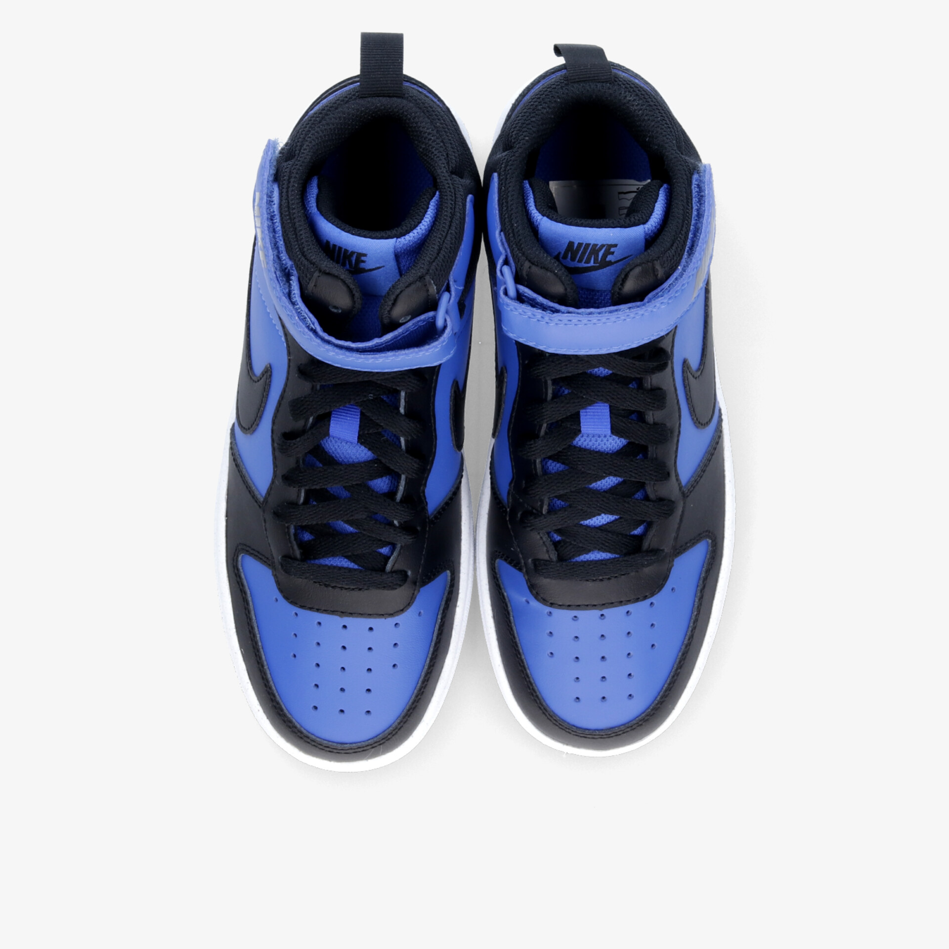 Blaue und schwarze High-Top Sneaker, stylisch und sportlich, Draufsicht.