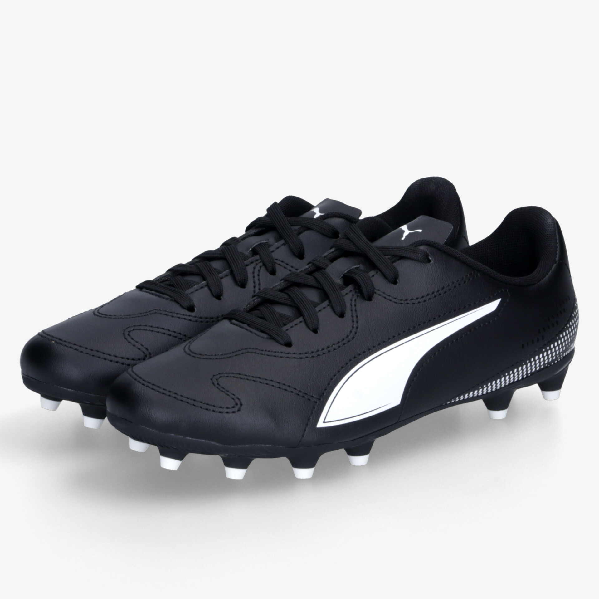 Schwarze Fußballschuhe mit weißen Markierungen, robust und leicht, mit schnürbaren Verschluss und rutschfesten Nocken