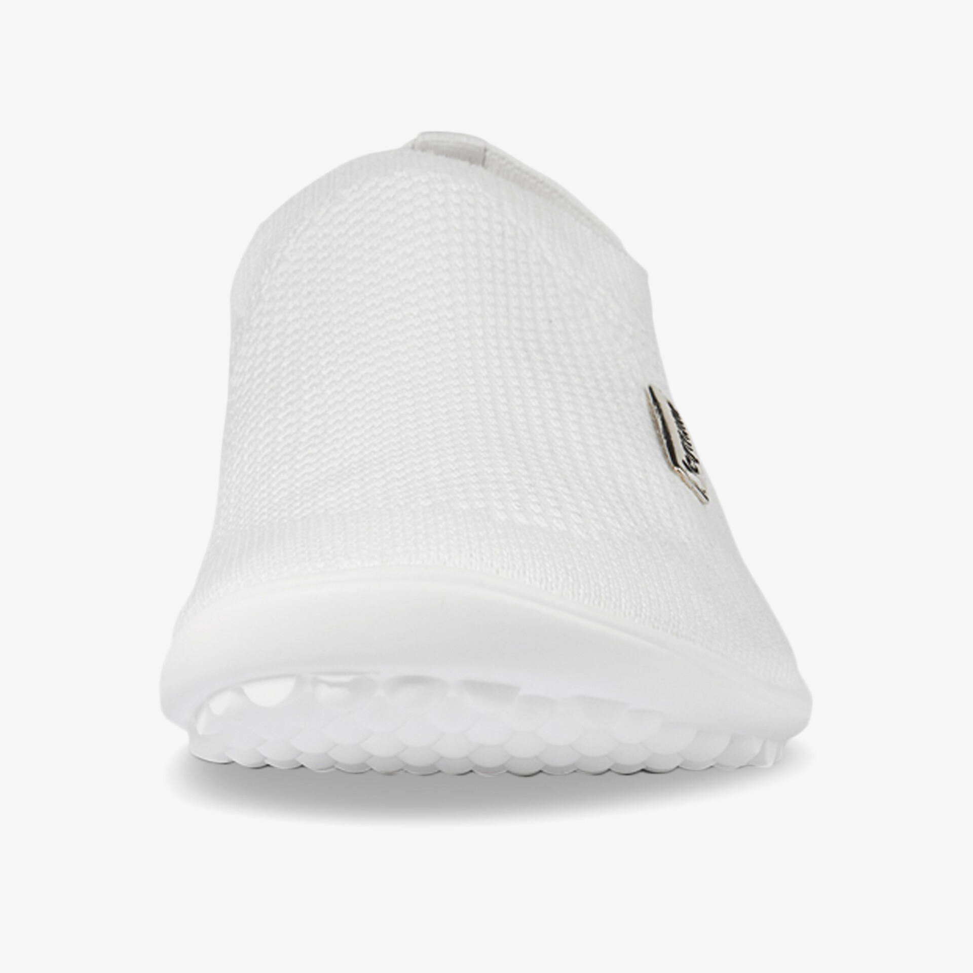 Moderner weißer Sneaker mit atmungsaktivem Material und rutschfester Sohle für optimalen Tragekomfort.