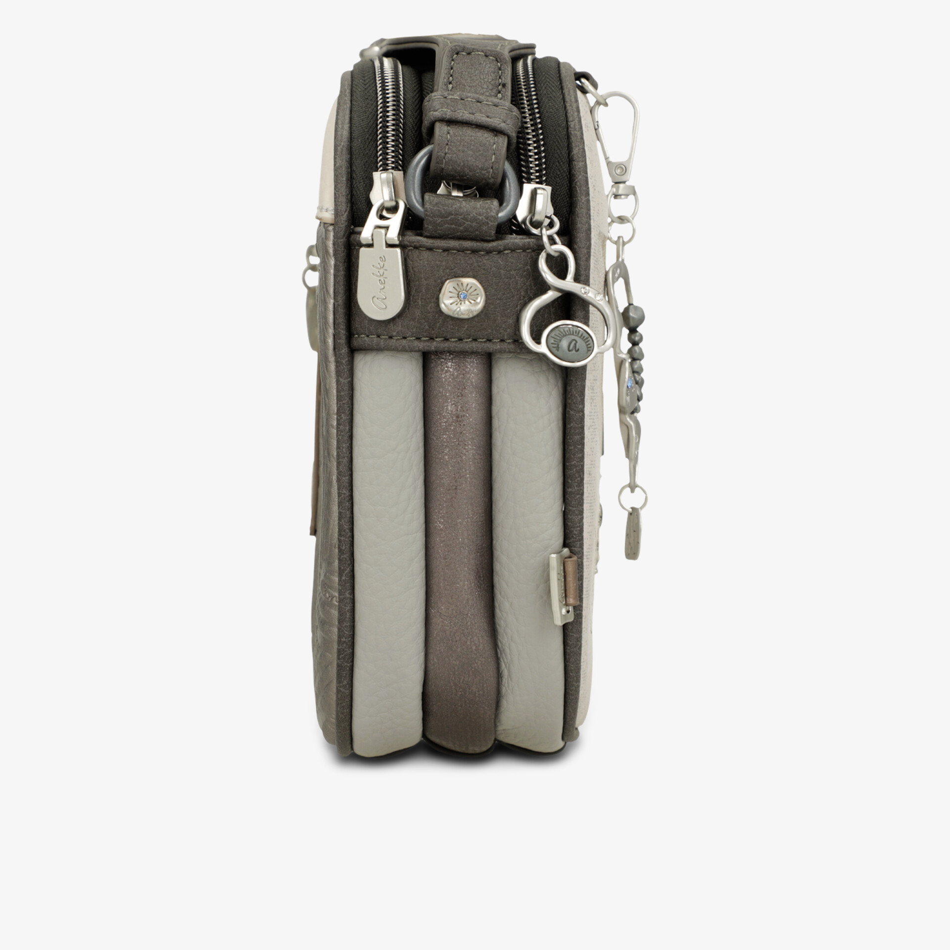 Kompakte Tasche mit mehreren Fächern und robustem Reißverschluss aus strapazierfähigem Material