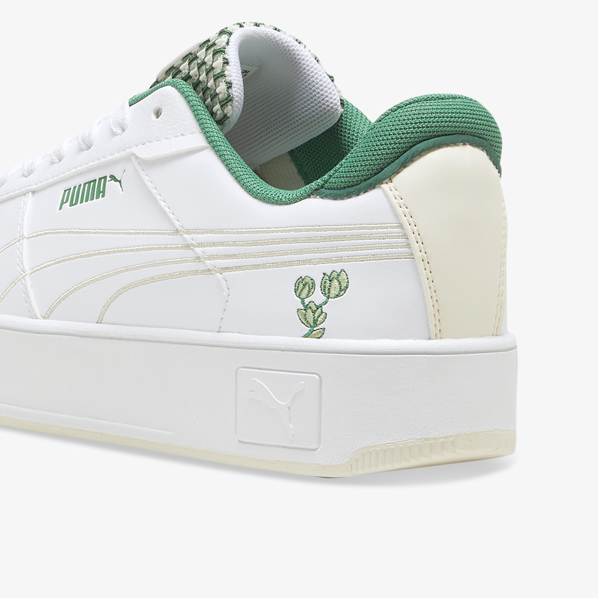 Weißer Sneaker mit grün gepolstertem Innenbereich und minimalistischen Nahtdetails, modernes und komfortables Design