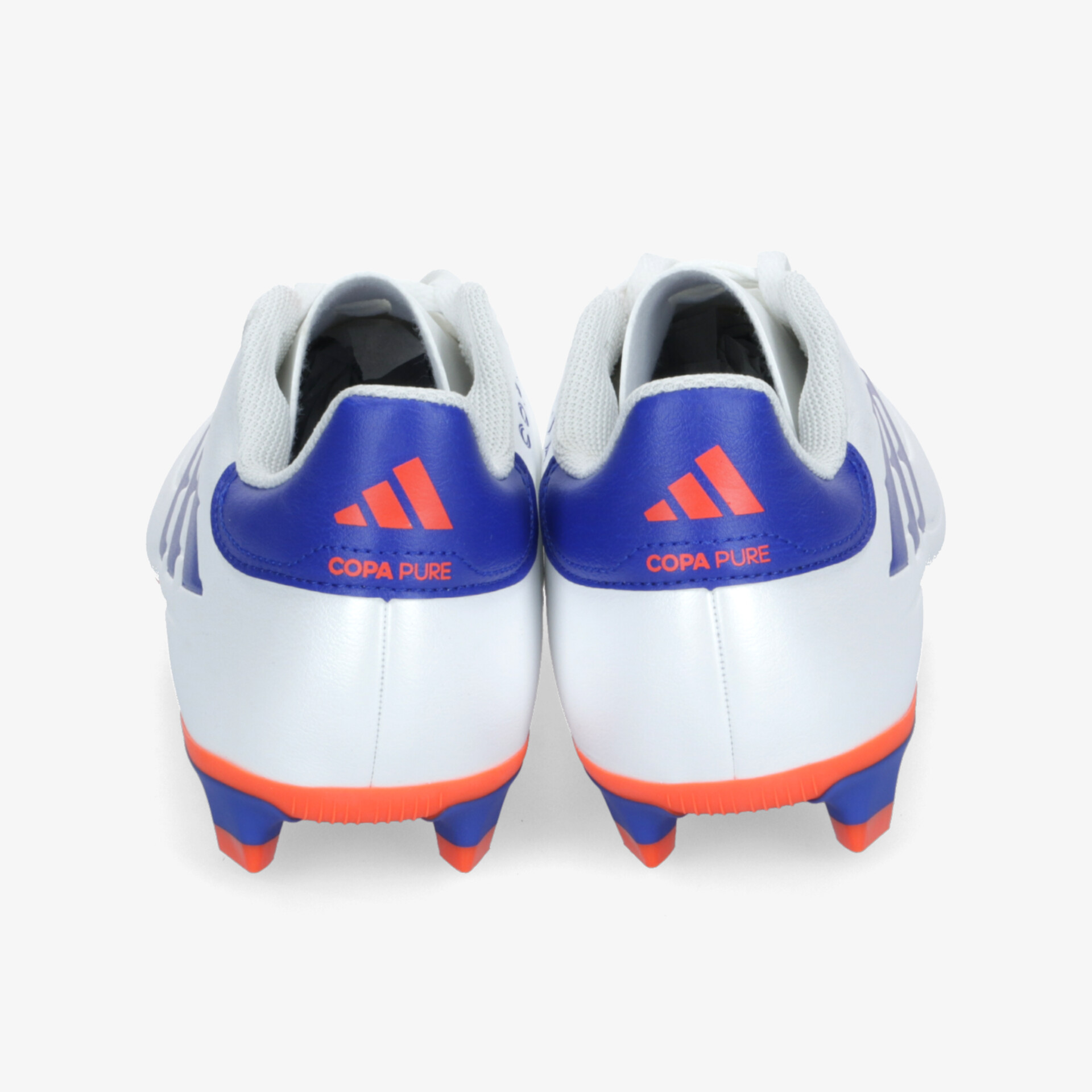 Rückansicht von zwei weißen Fußballschuhen mit blauen und roten Akzenten, stabil und komfortabel