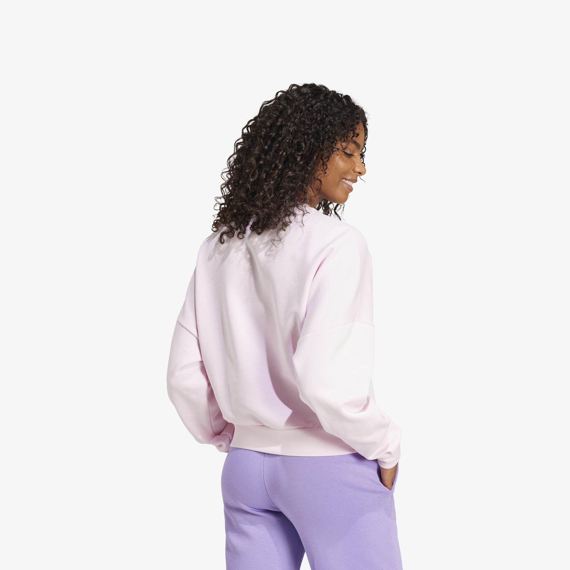 Modell trägt lässigen Pullover in helllila mit bequemen Sitz, großer Schnitt und angenehmem Material von hinten