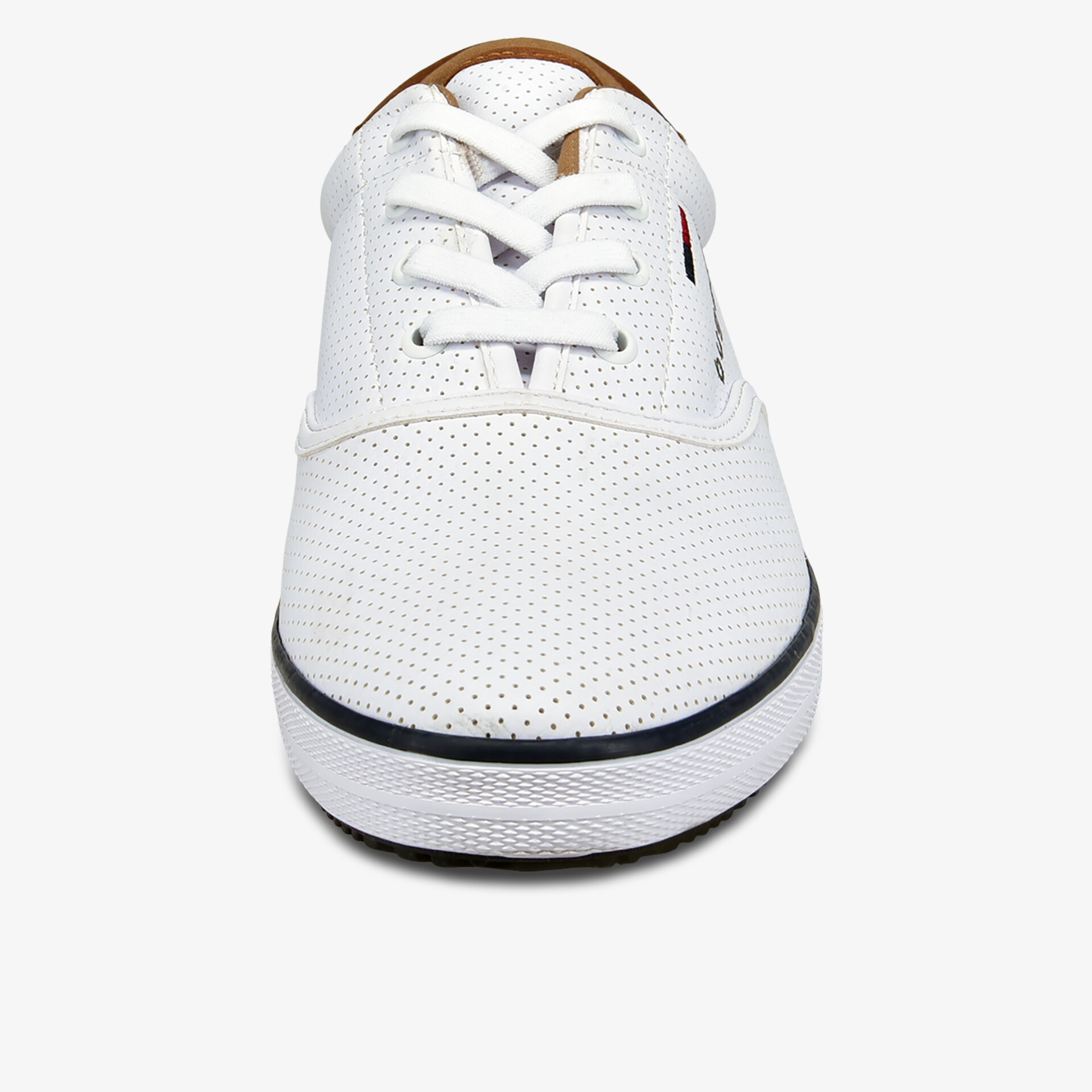 Sportlicher weißer Schnürschuh mit perforiertem Obermaterial und Komfortsohle.