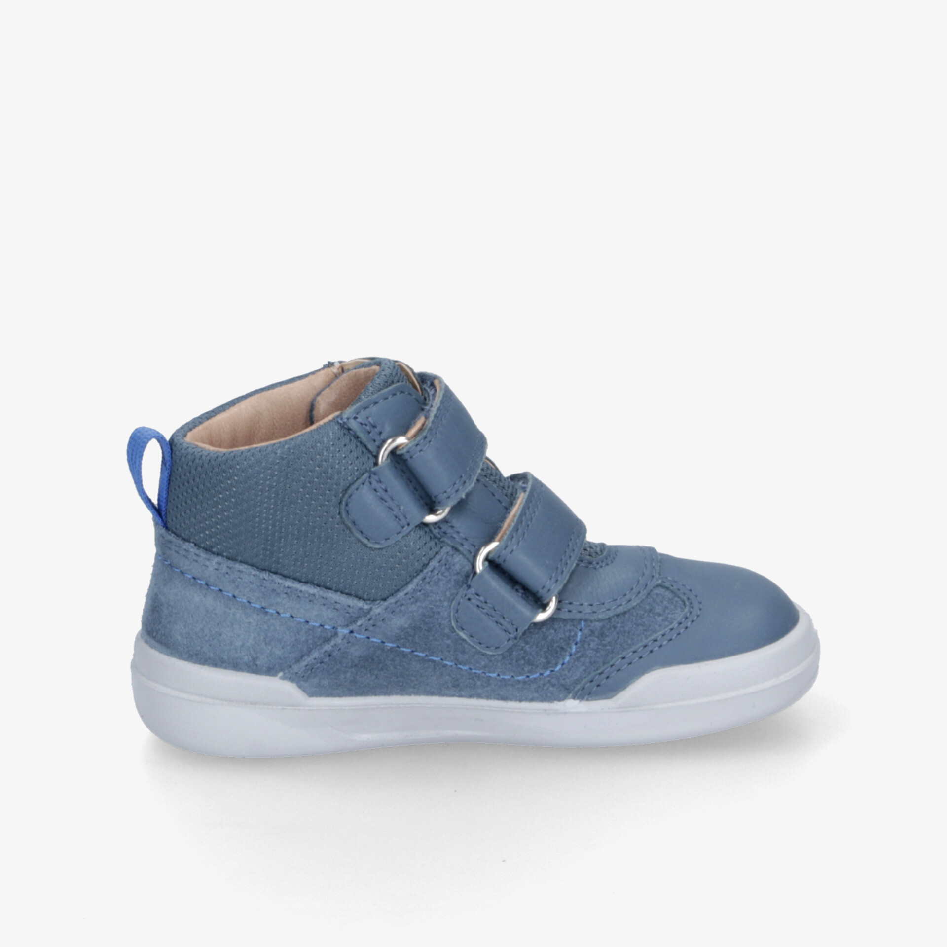 Hoher blauer Kinderschuh mit zwei Klettverschlüssen und moderner weißer Sohle, komfortabel und stabil