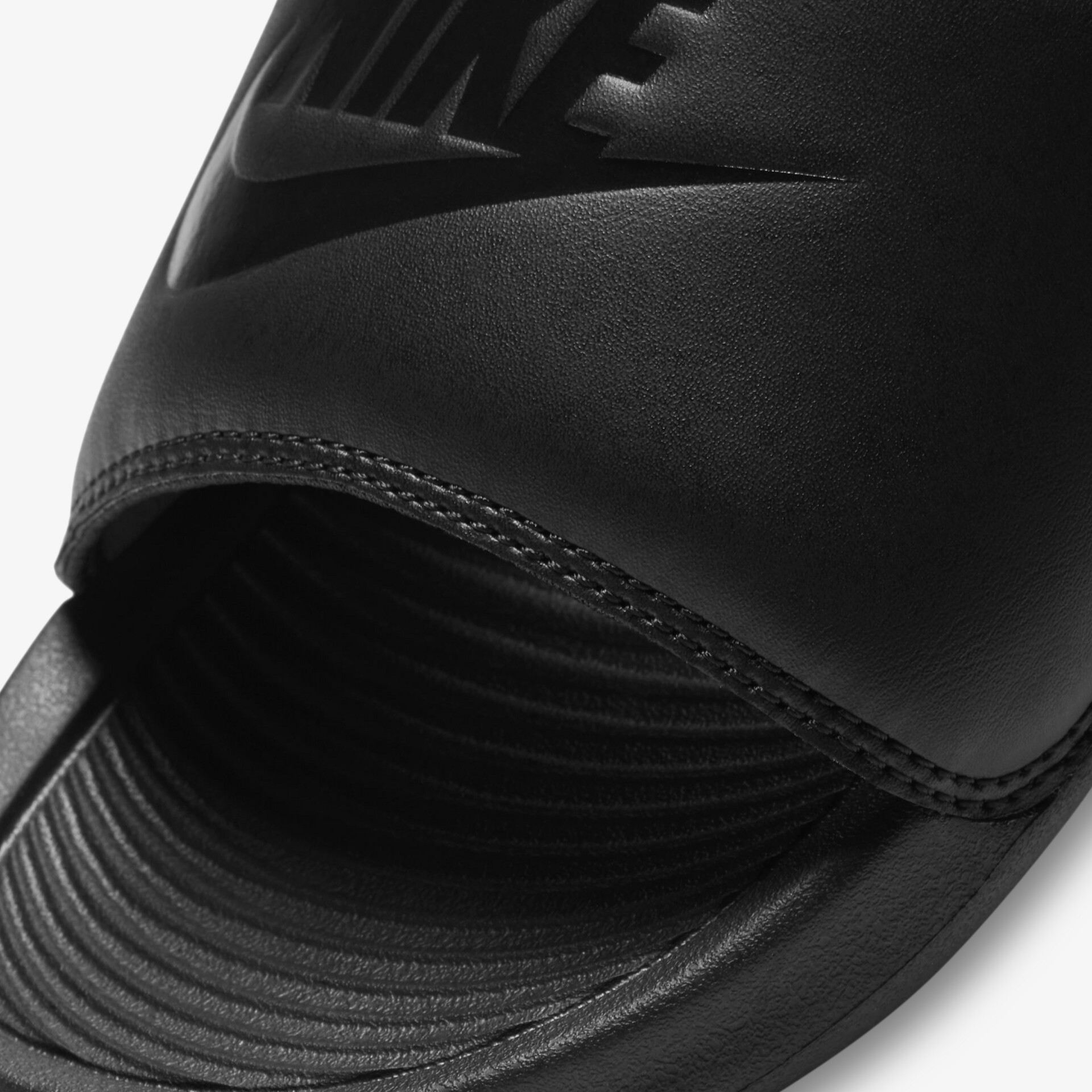 Graue Sandale mit strapazierfähigem Riemendesign und dezenter Prägung, ideal für komfortables Tragen.