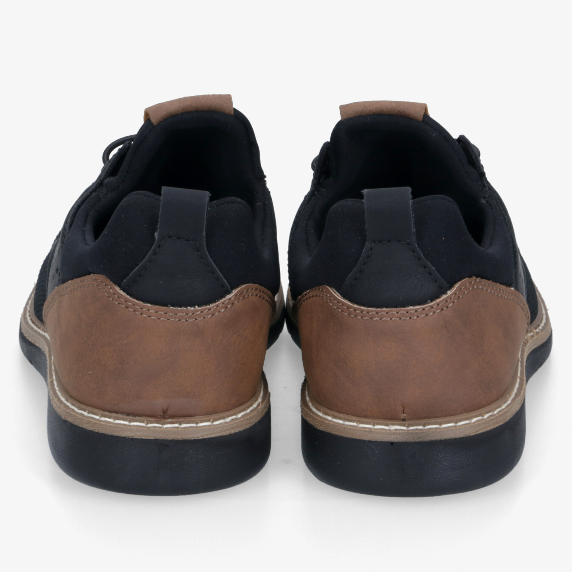 Robuste und bequeme Schuhe mit braunem Leder und schwarzer Gummisohle, Rückansicht von zwei Schuhen