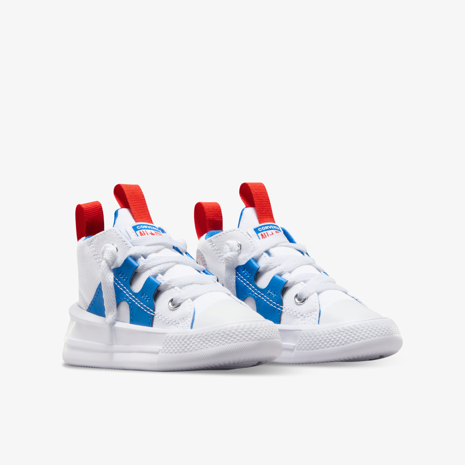Weiß-blaue Sneaker mit hoher Schnürung und sportlichem Design, bequem und robust, im Paar schräg vorne fotografiert