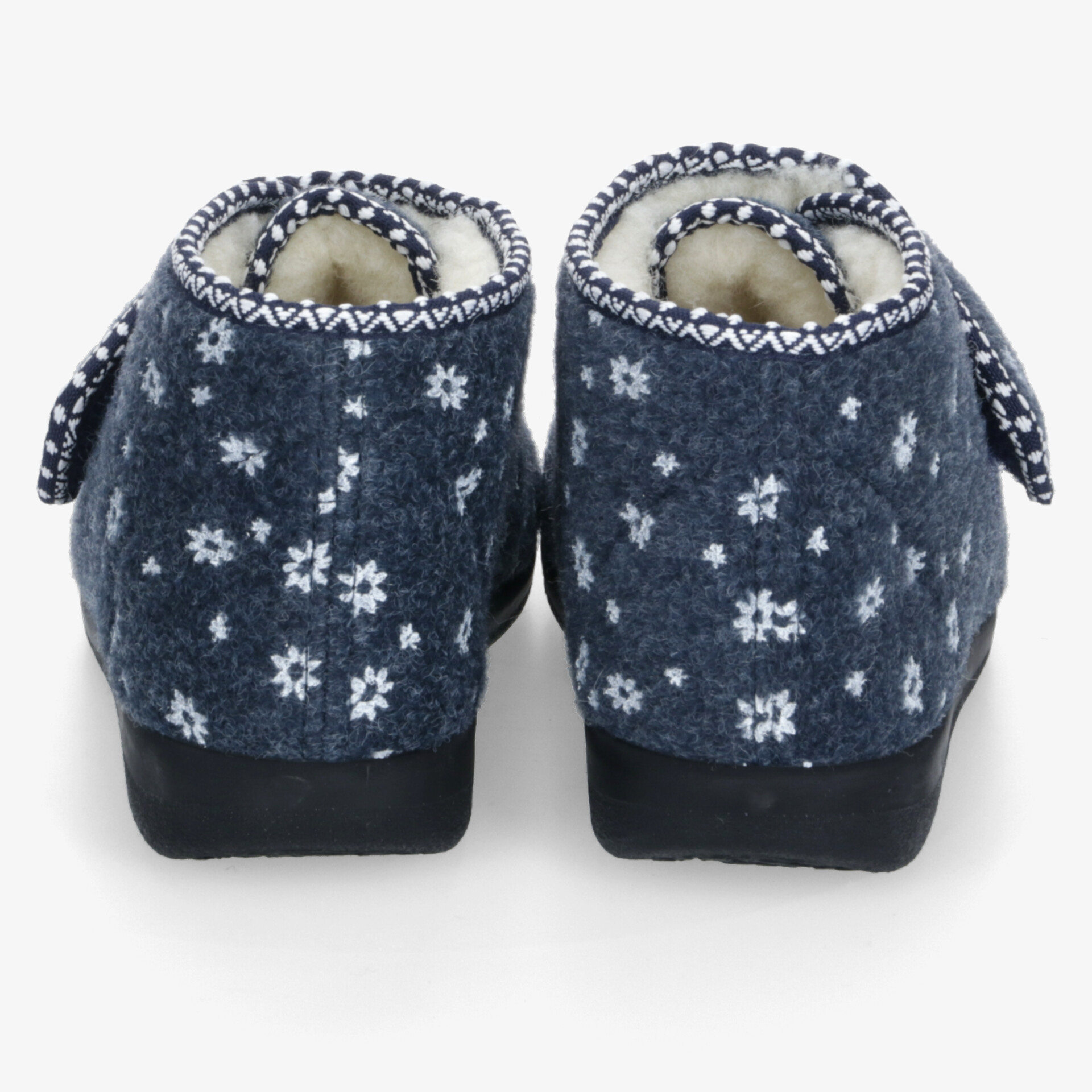 Rückansicht von dunkelblauen Hausschuhen mit weichem Innenfutter und weißem Blumenmuster, rutschfeste Sohle