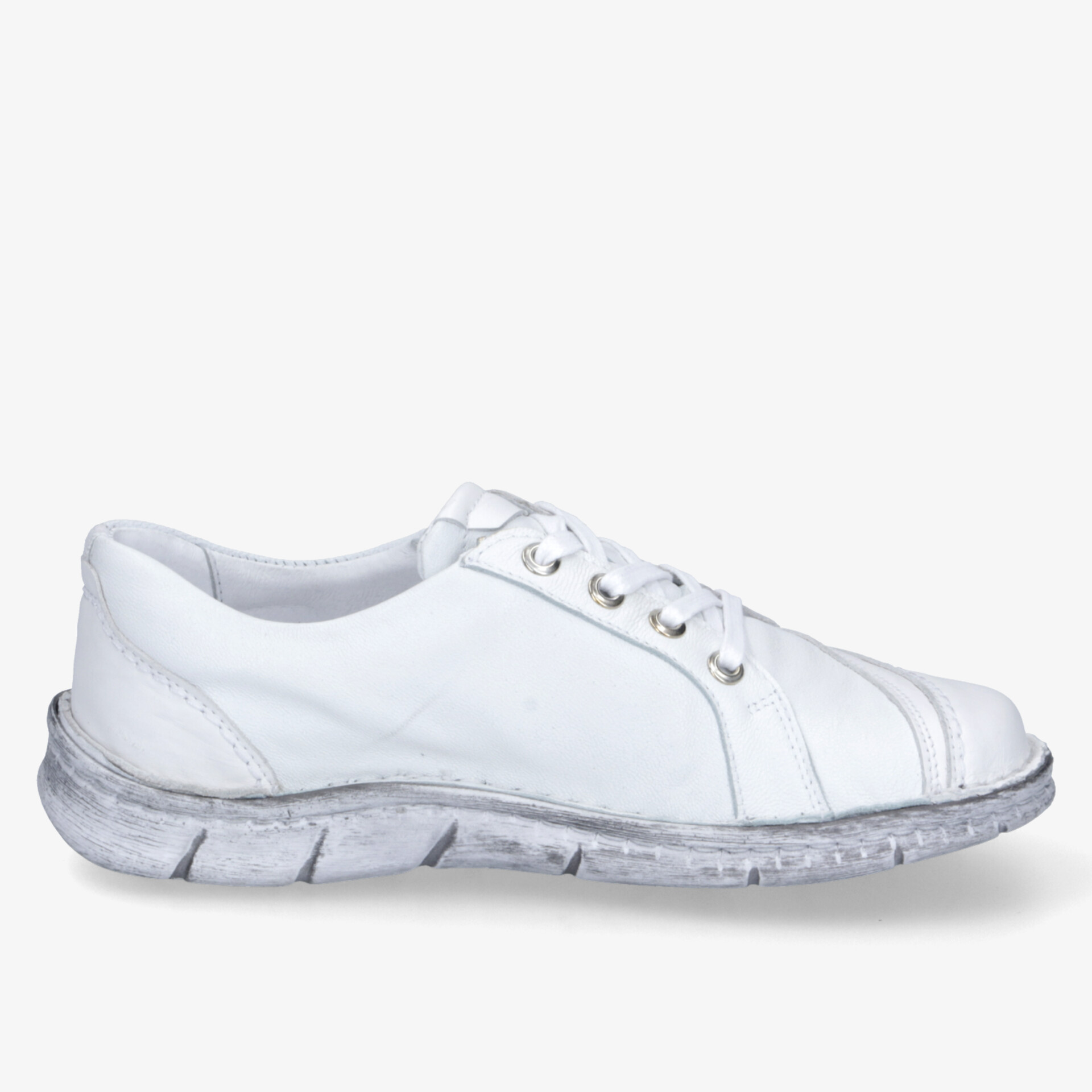 Seitliche Ansicht eines weißen Sneakers mit leichter, flexibler Sohle und bequemer Passform für sportlichen Komfort.